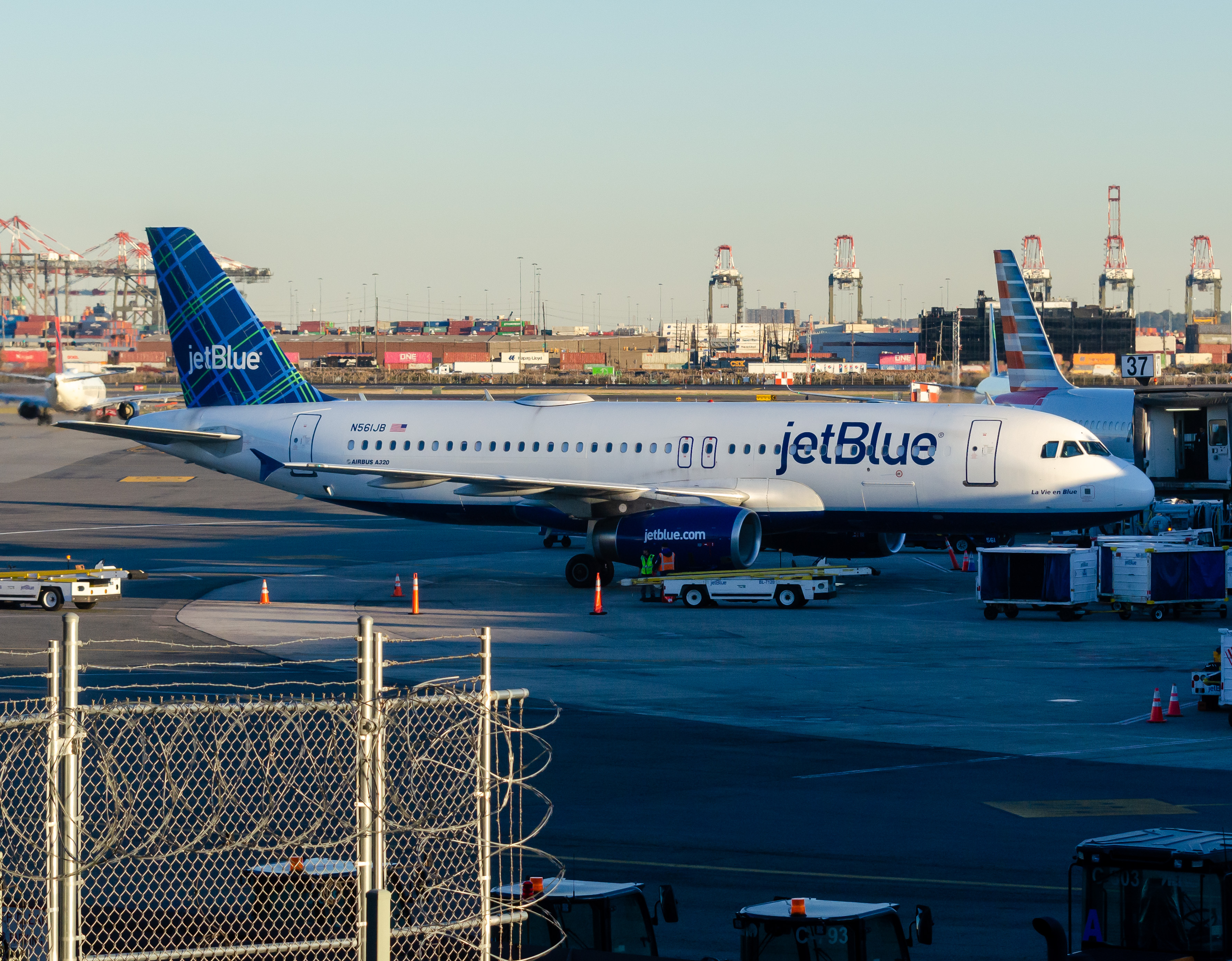 Full size: JetBlue Airways Airbus A320 N561JB at Newark Liberty International Airport