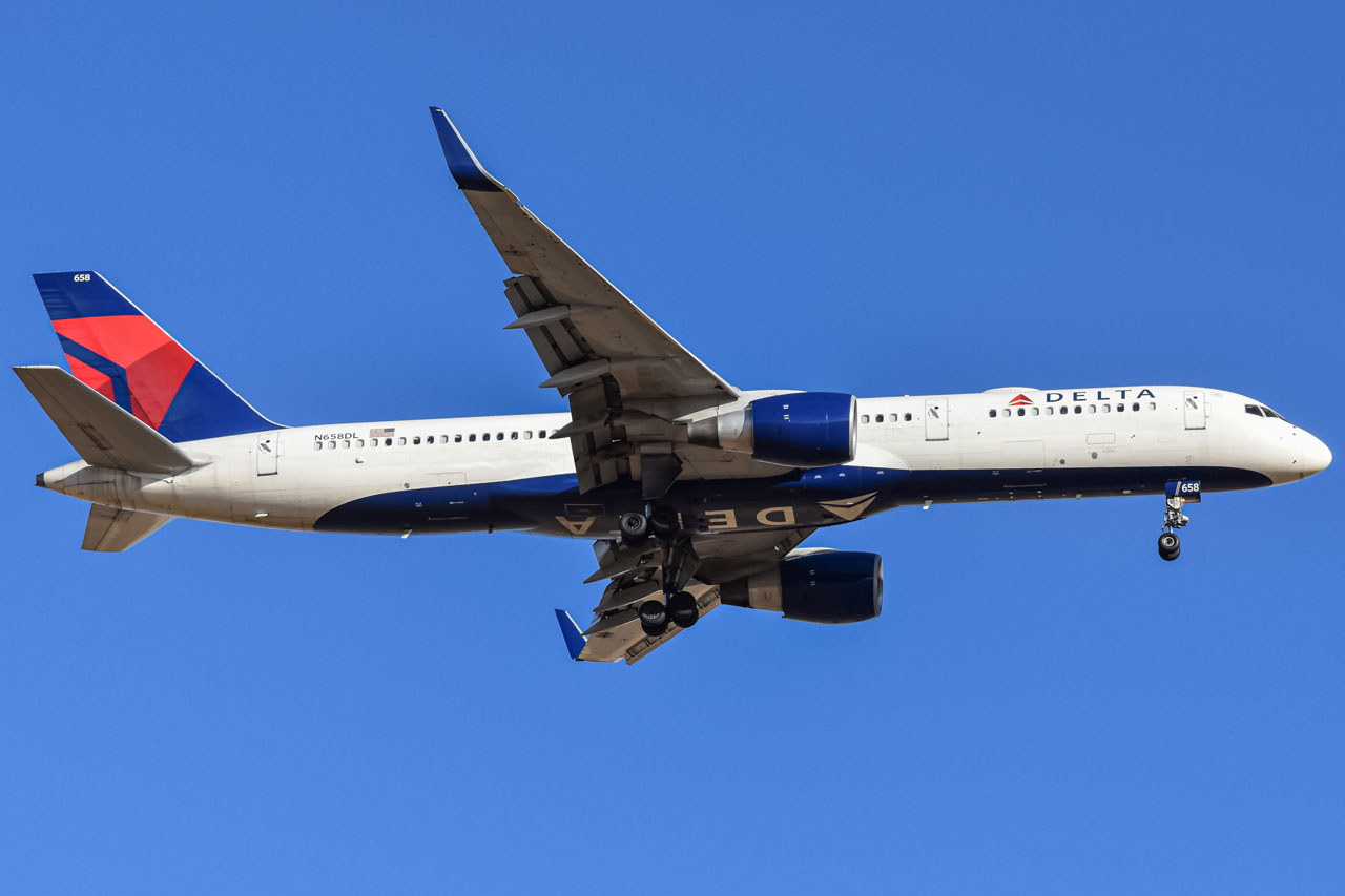 Full size: Delta Airlines Boeing 757-200 N658DL at Denver International Airport