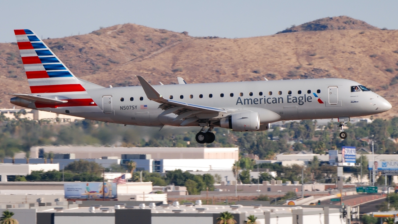 Full size: American Eagle Embraer E175 N507SY at Phoenix Sky Harbor International Airport