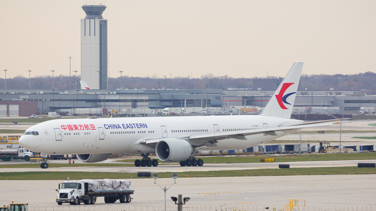 Full size: China Eastern Airlines Boeing 777-300ER B-7369 at Chicago O'Hare International Airport