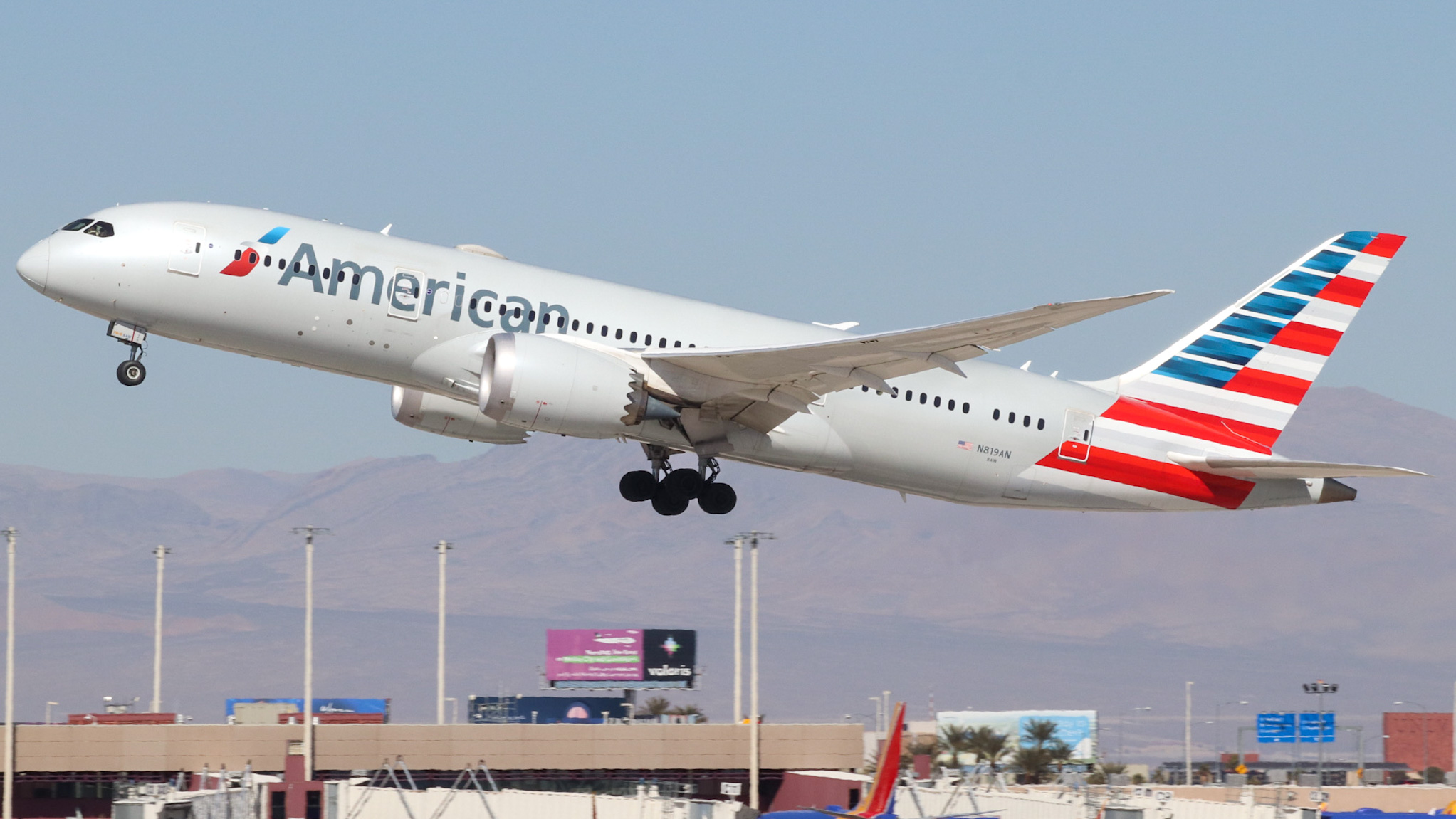 Full size: American Airlines Boeing 787-8 N819AN at Harry Reid International Airport