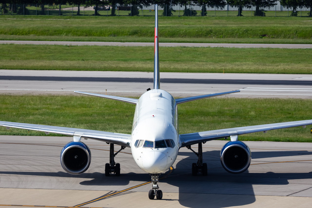 Full size: Delta Airlines Boeing 757-200 N681DA at John Glenn Columbus International Airport