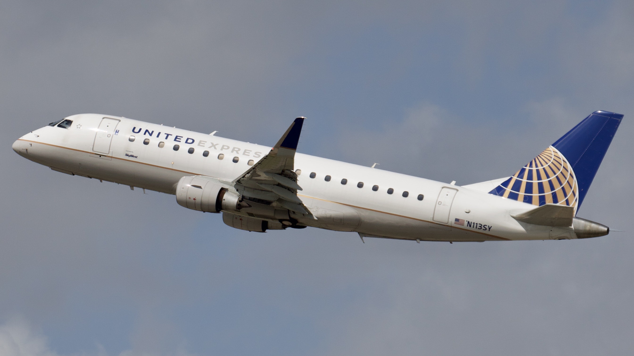 Full size: United Express Embraer E175 N113SY at Houston-George Bush Intercontinental Airport