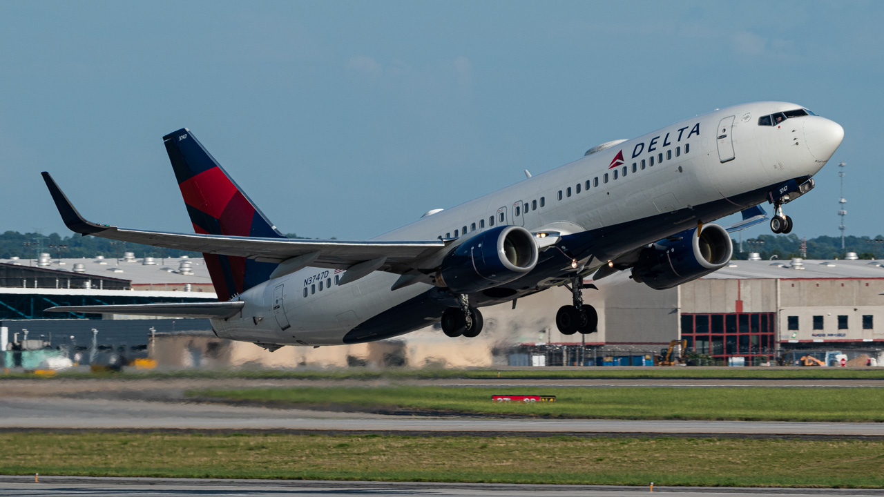 Full size: Delta Airlines Boeing 737-800 N3747D at Hartsfield-Jackson Atlanta International Airport