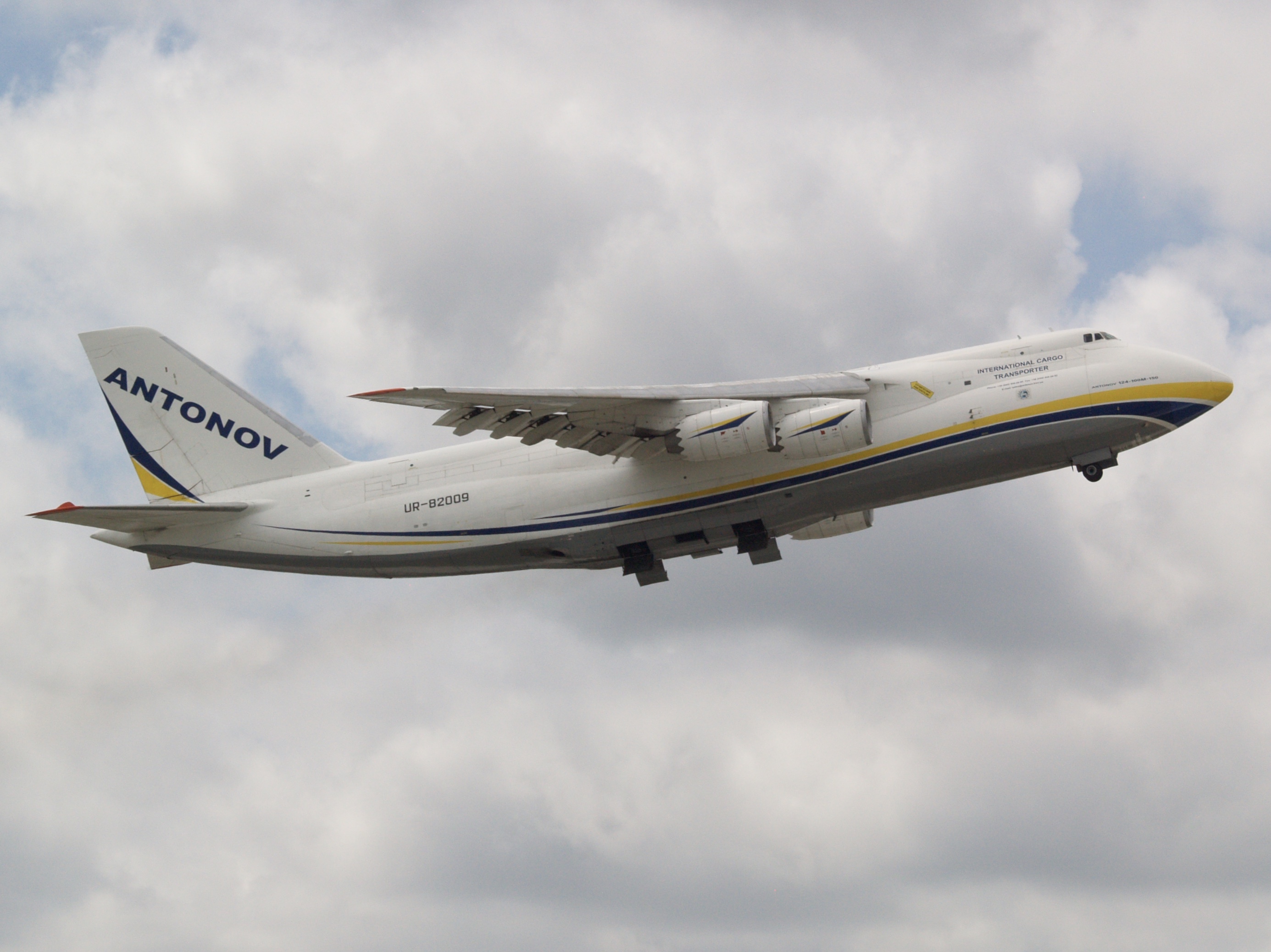 Full size: Antonov Design Bureau Antonov AN-124 UR-82009 at Hartsfield-Jackson Atlanta International Airport