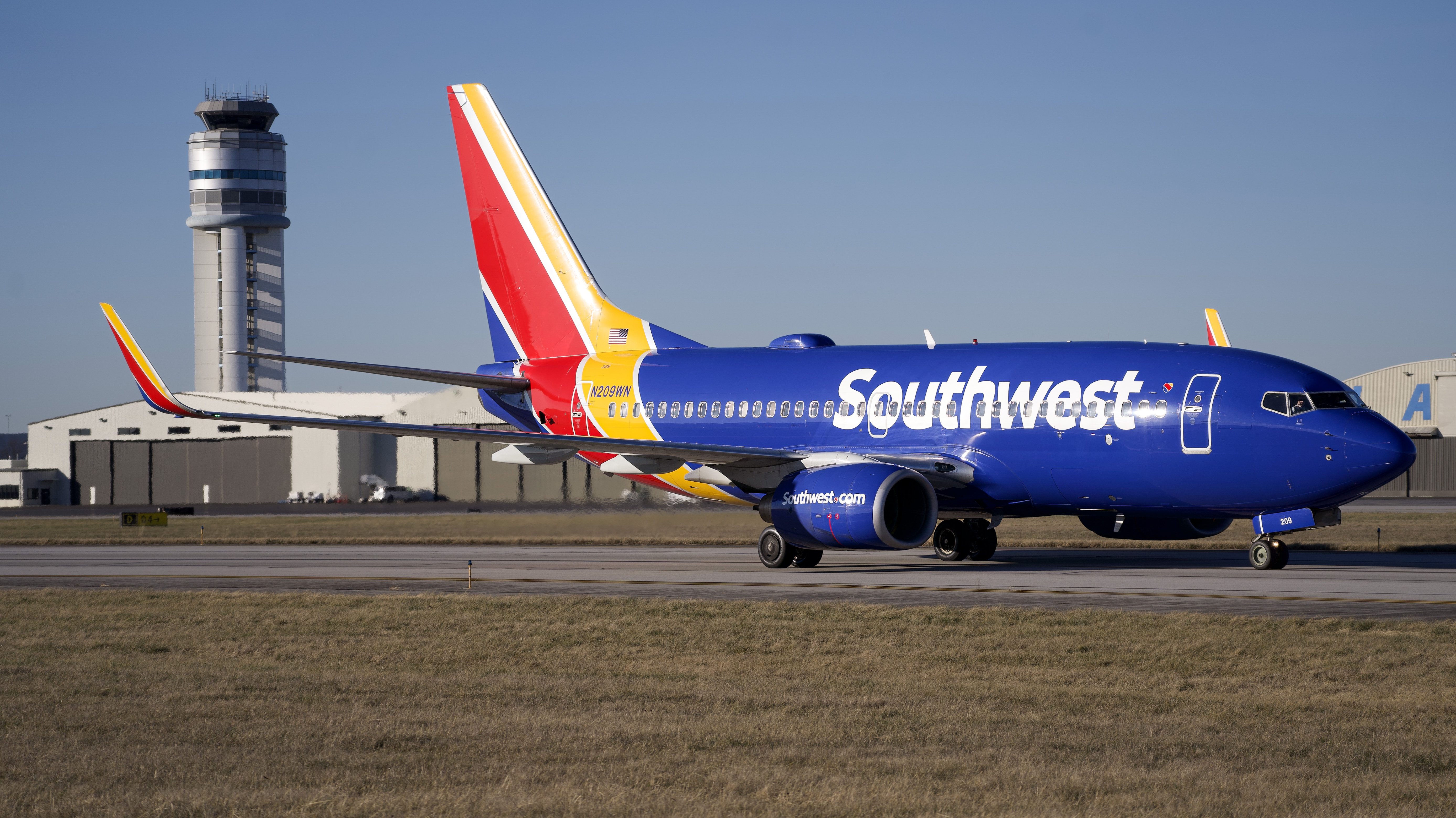 Full size: Southwest Airlines Boeing 737-700 N209WN at John Glenn Columbus International Airport