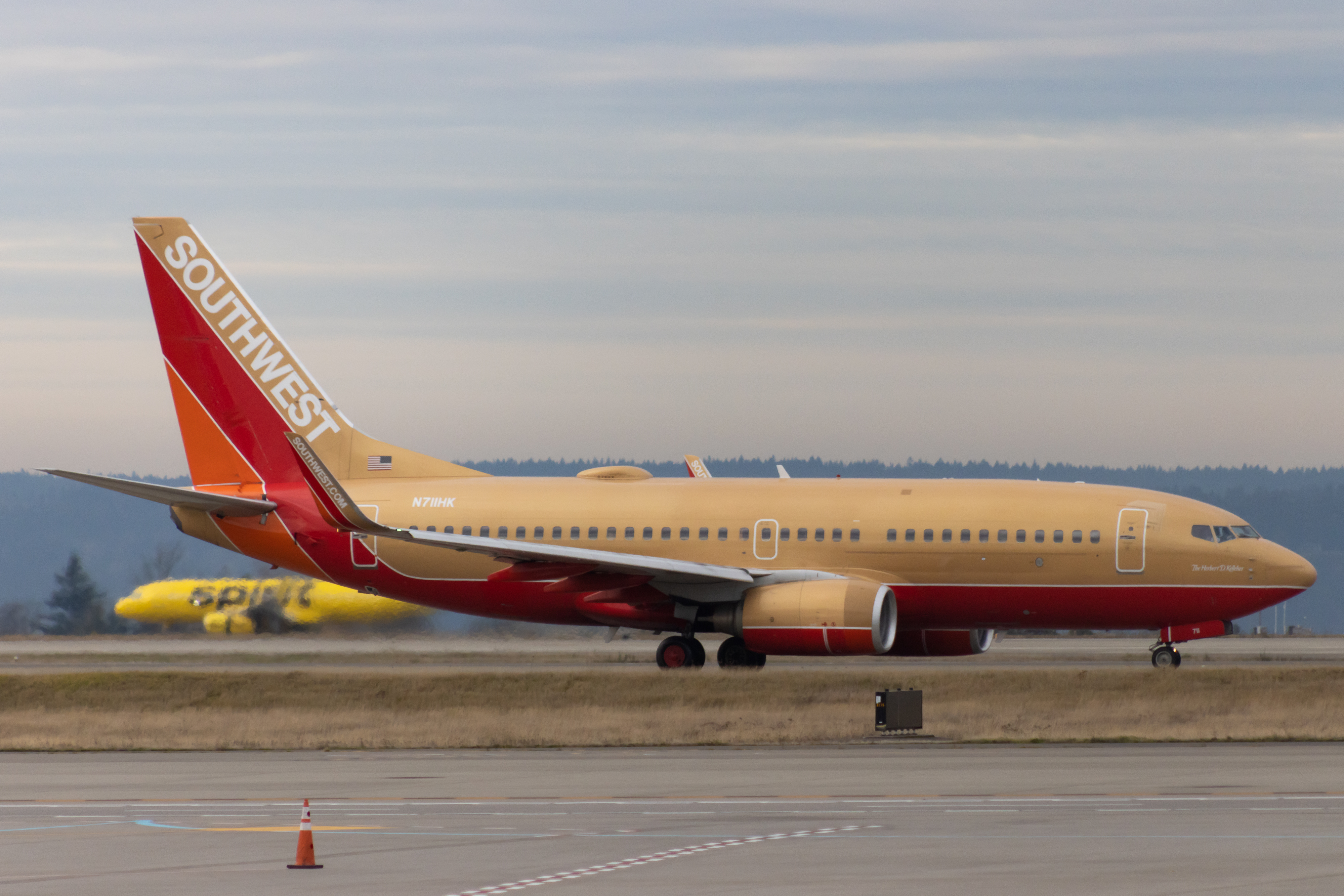 Full size: Southwest Airlines Boeing 737-700 N711HK at Seattle-Tacoma International Airport
