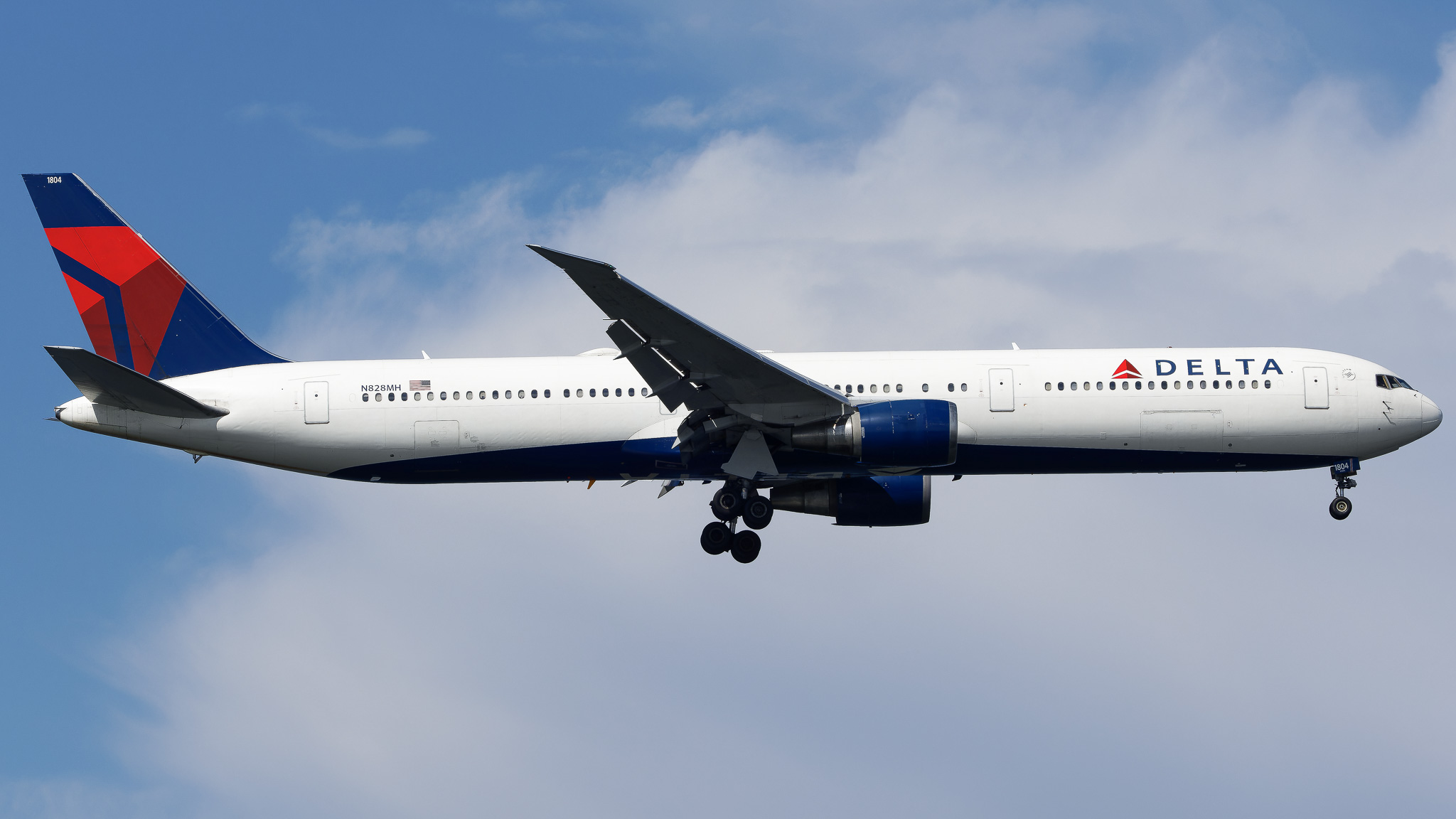 Full size: Delta Airlines Boeing 767-400ER N828MH at John F. Kennedy International Airport