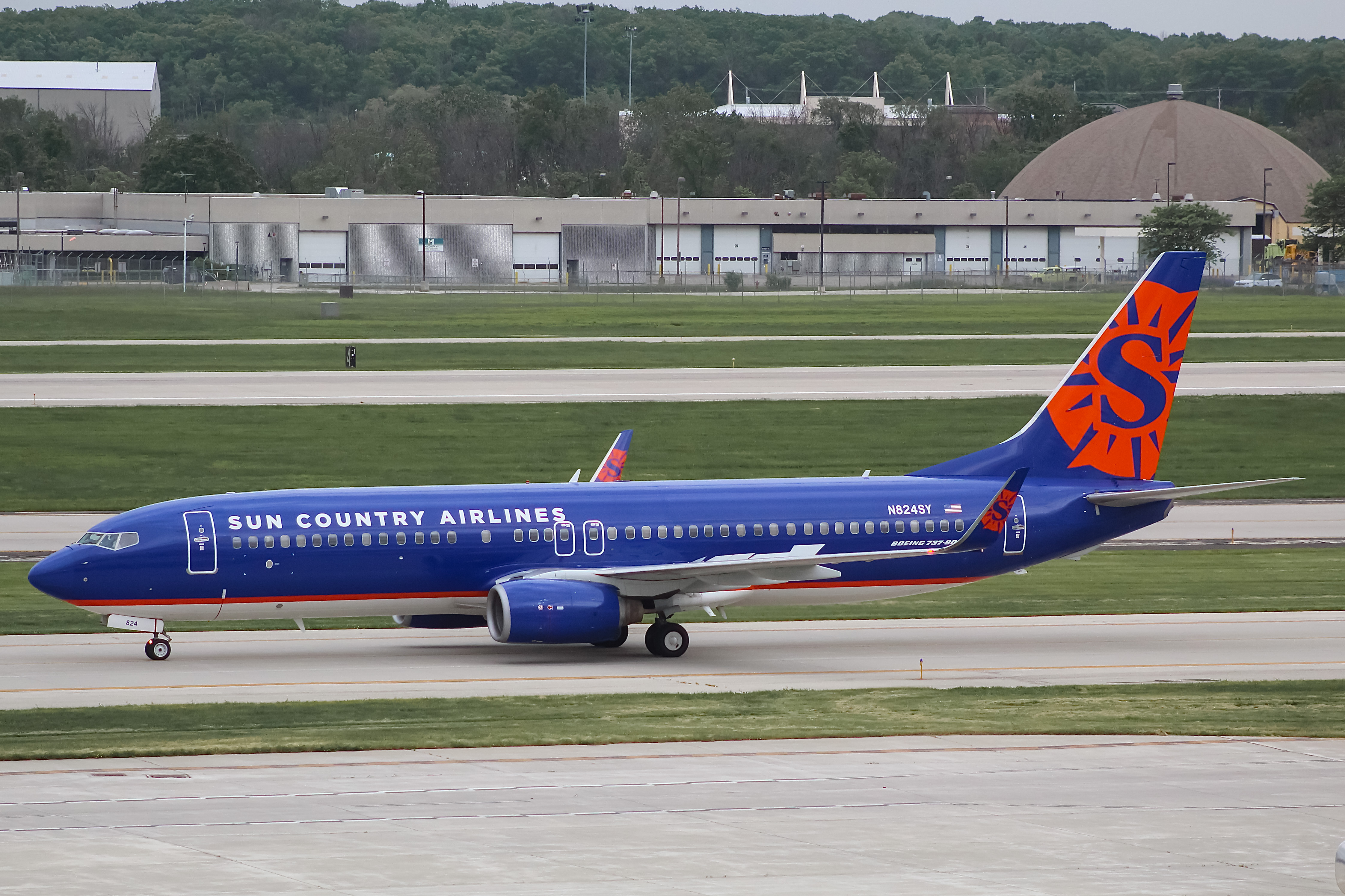 Full size: Sun Country Airlines Boeing 737-800 N824SY at General Mitchell International Airport