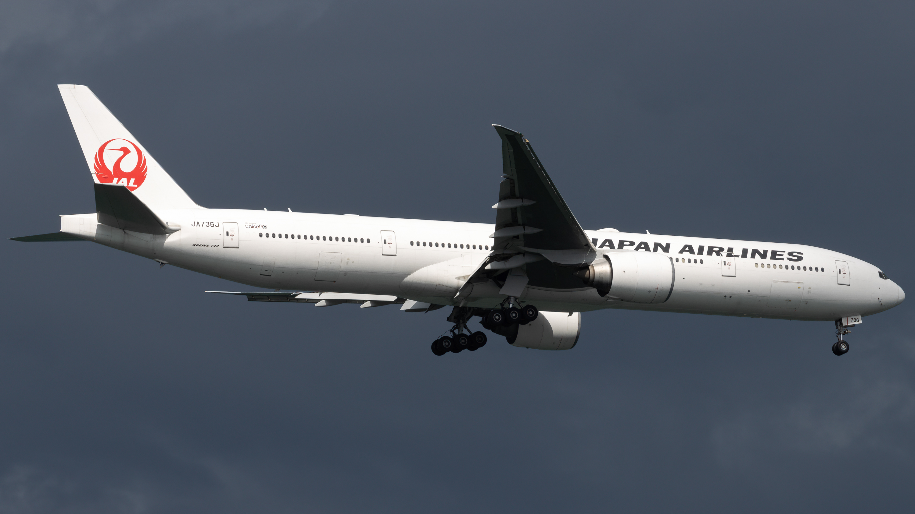 Full size: Japan Airlines Boeing 777-300ER JA736J at Singapore-Changi Airport