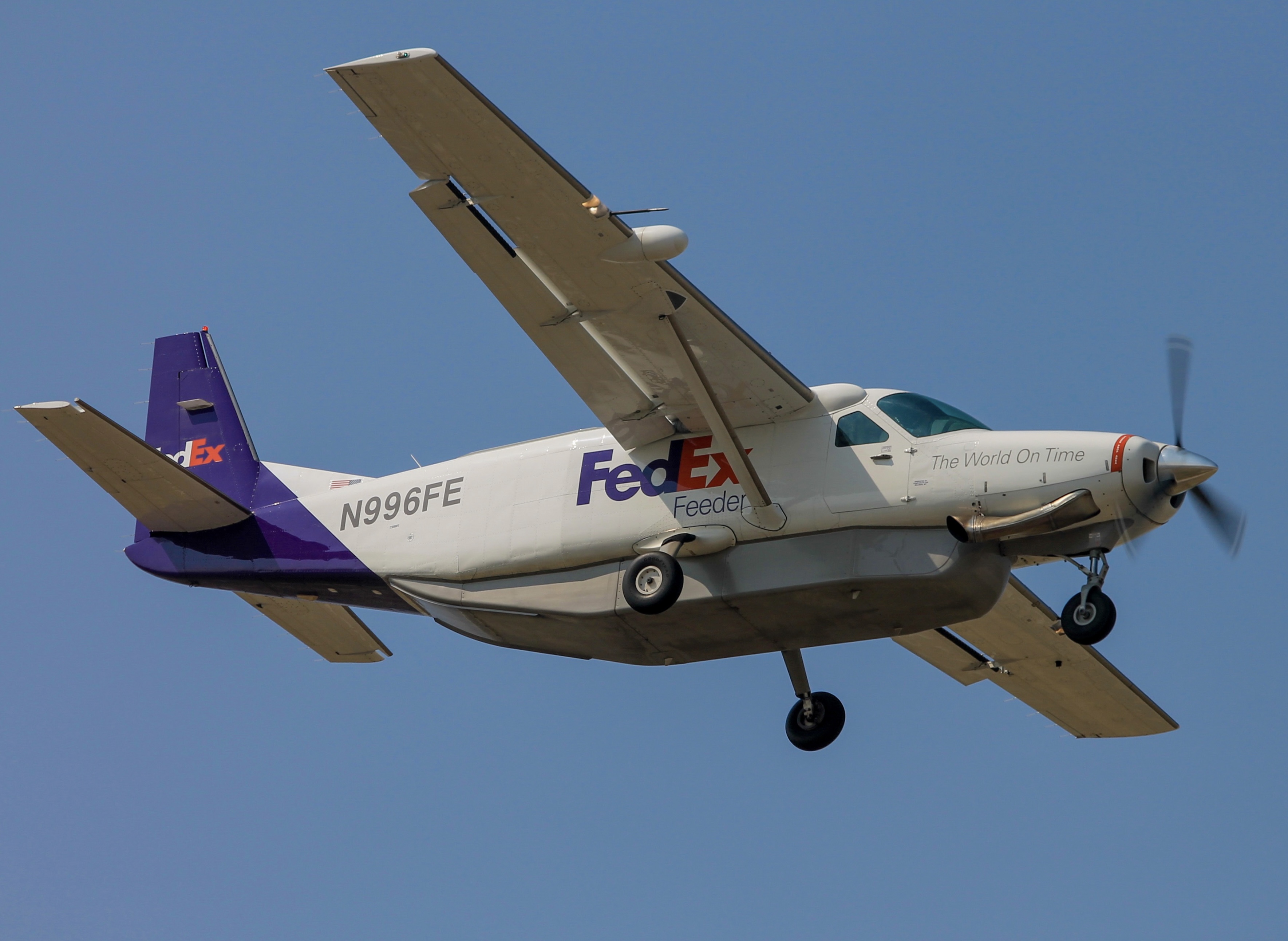 Full size: FedEx Cessna 208B Super Cargomaster N996FE at Salt Lake City International Airport