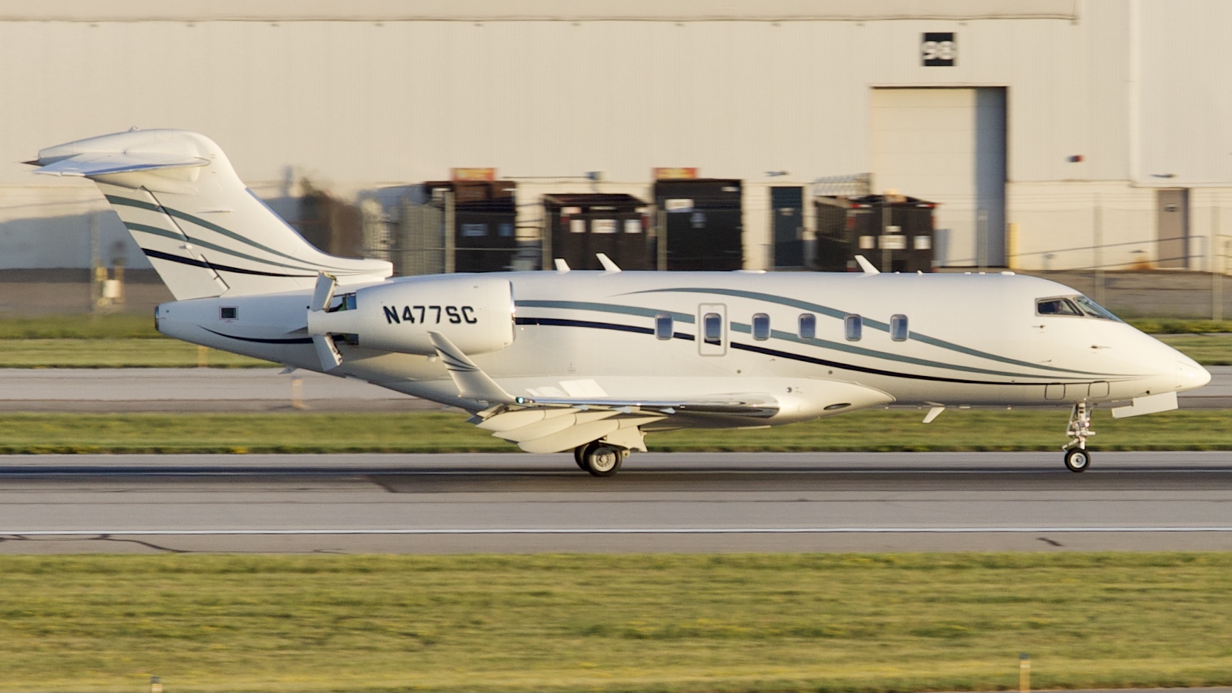 Full size: PRIVATE Bombardier Challenger 350 N477SC at John Glenn Columbus International Airport