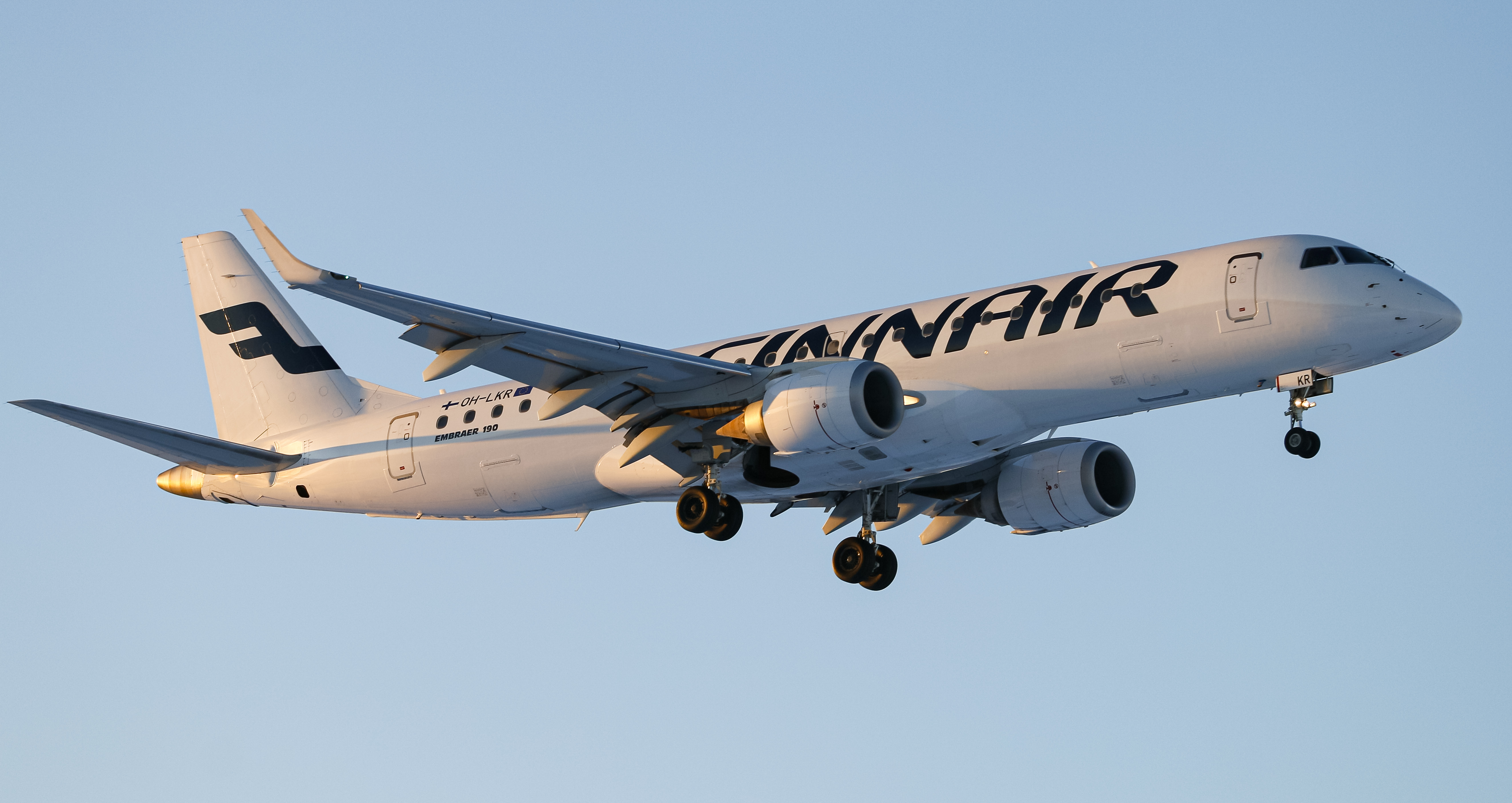 Full size: Finnair Embraer E190 OH-LKR at Helsinki Vantaa Airport