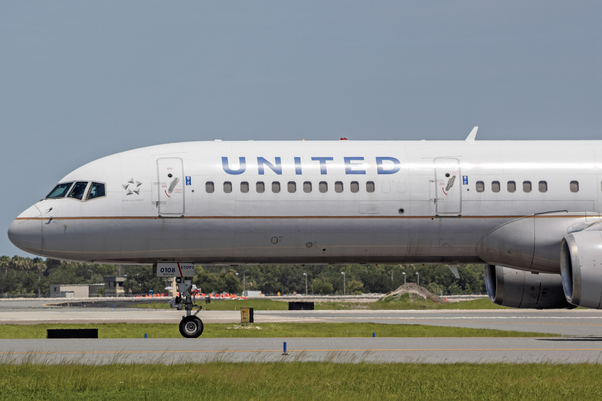 Full size: United Airlines Boeing 757-200 N21108 at Orlando International Airport