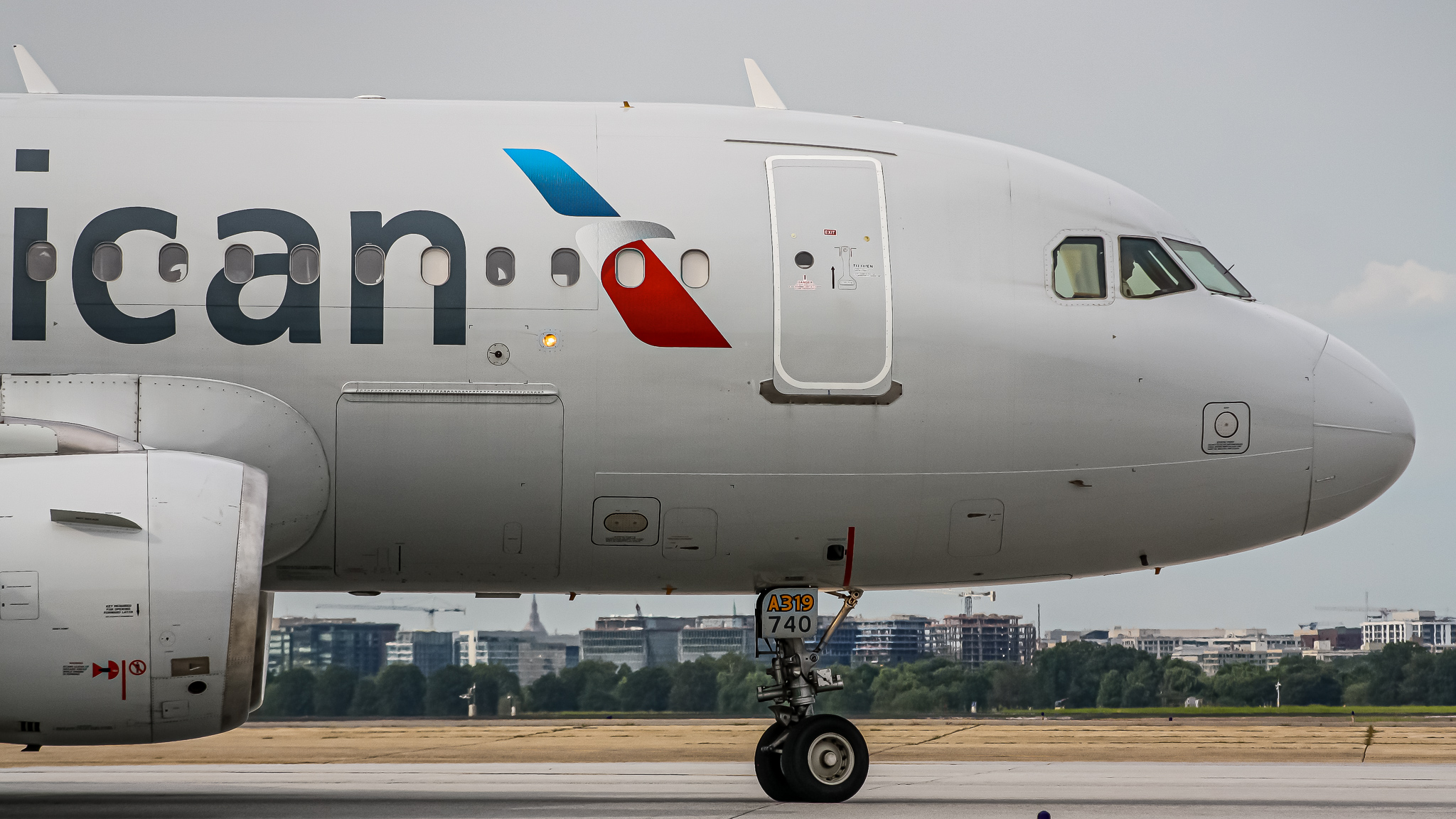 Full size: American Airlines Airbus A319 N740UW at Ronald Reagan National Airport