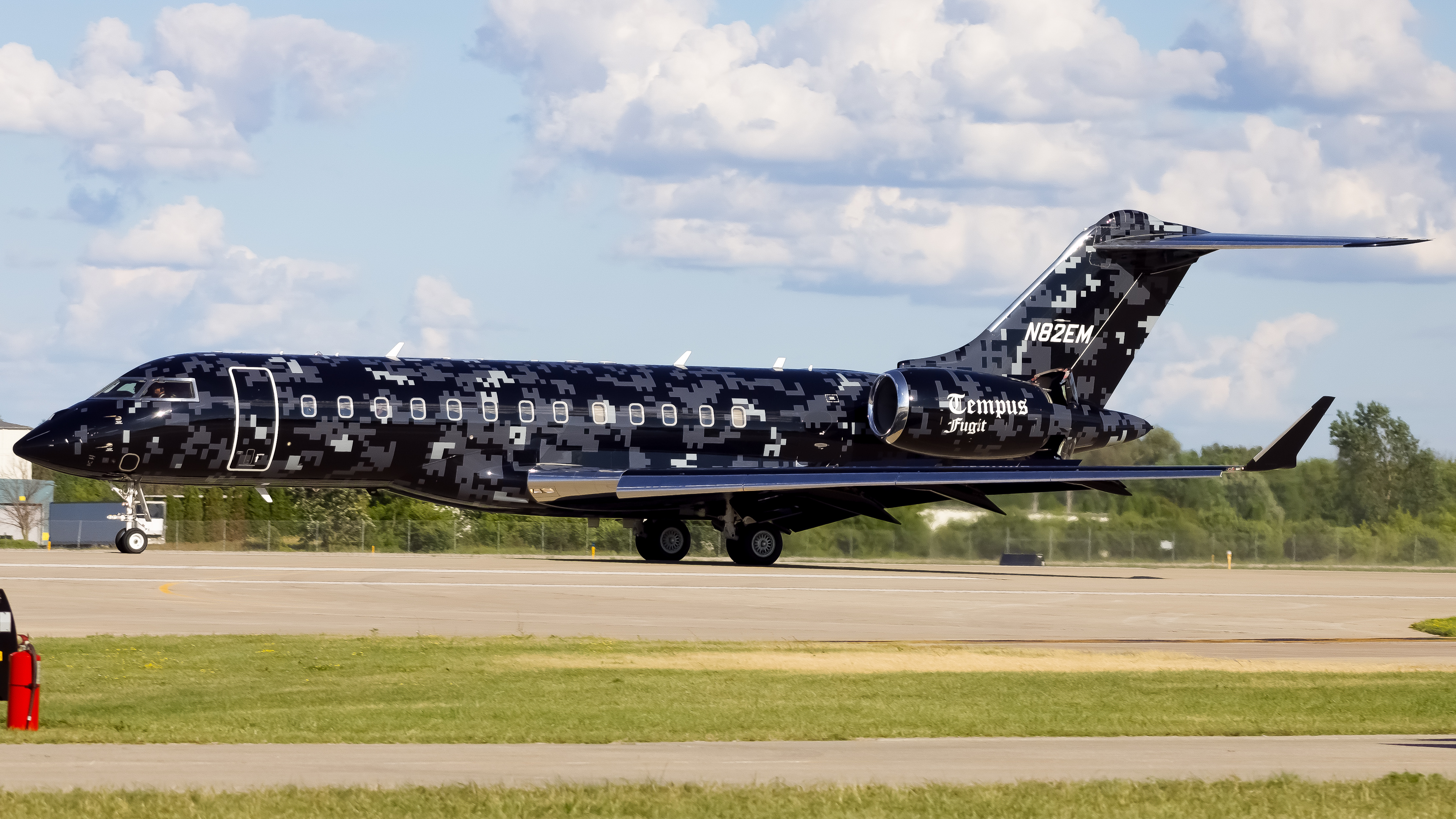 Full size: PRIVATE Bombardier Global Express XRS N82EM at Wittman Regional Airport