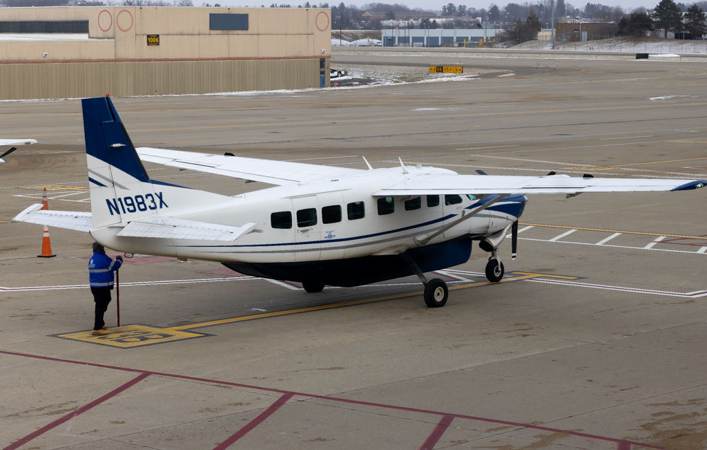 Full size: Southern Airways Express Cessna 208B Grand Caravan N1983X at Pittsburgh International Airport
