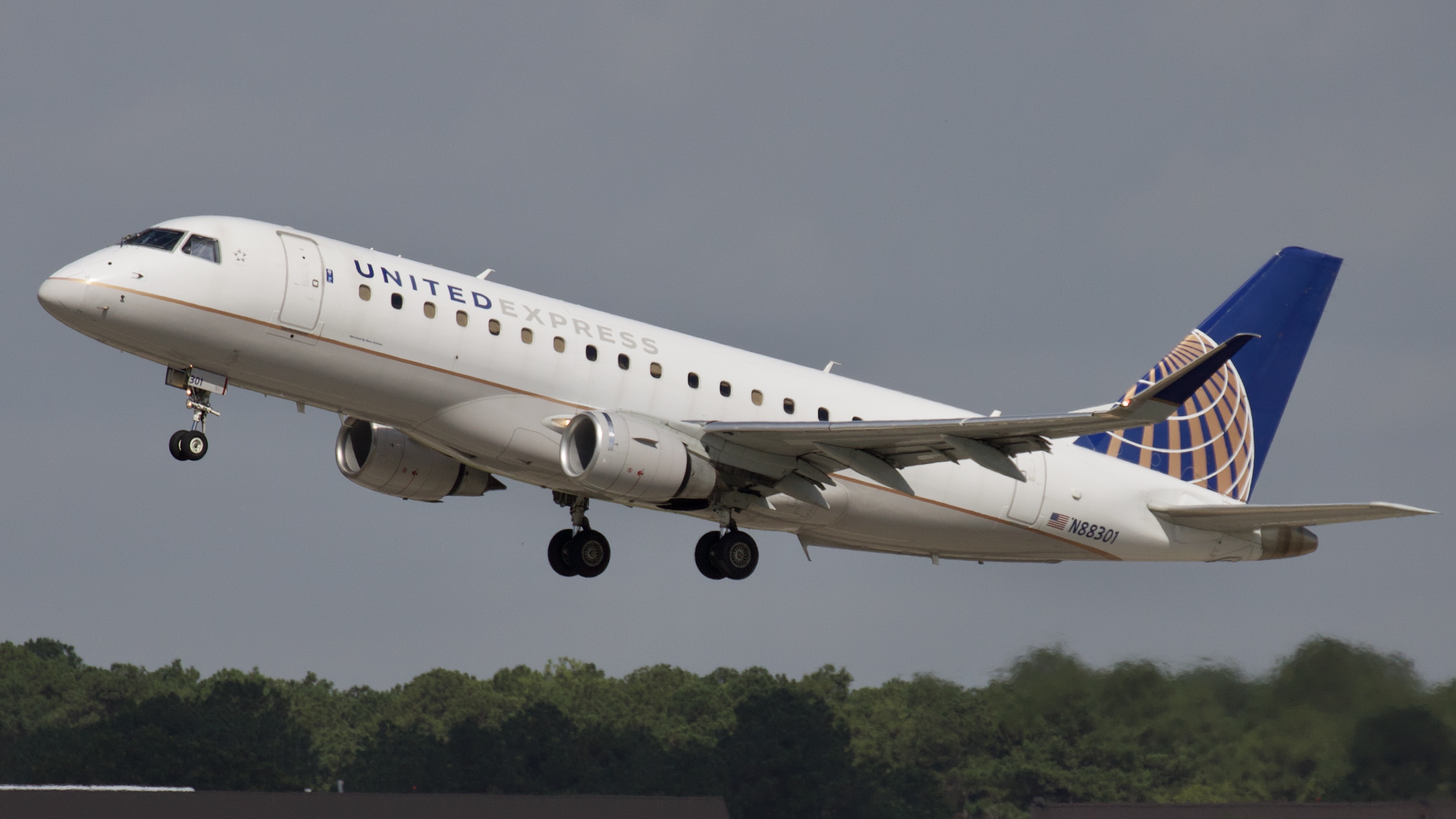 Full size: United Express Embraer E175 N88301 at Houston-George Bush Intercontinental Airport