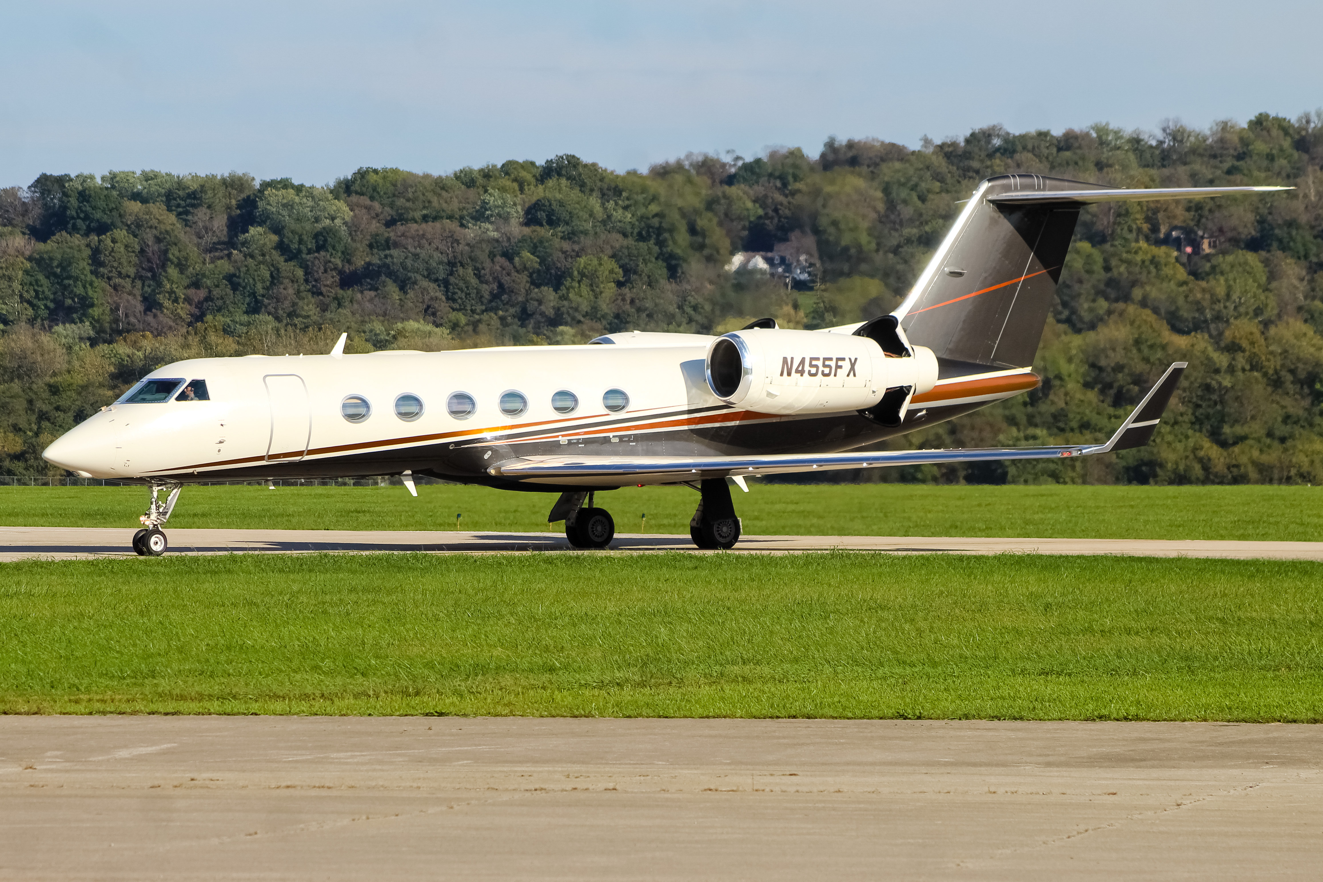 Full size: FlexJet Gulfstream IV N455FX at Cincinnati Municipal Airport/Lunken Field
