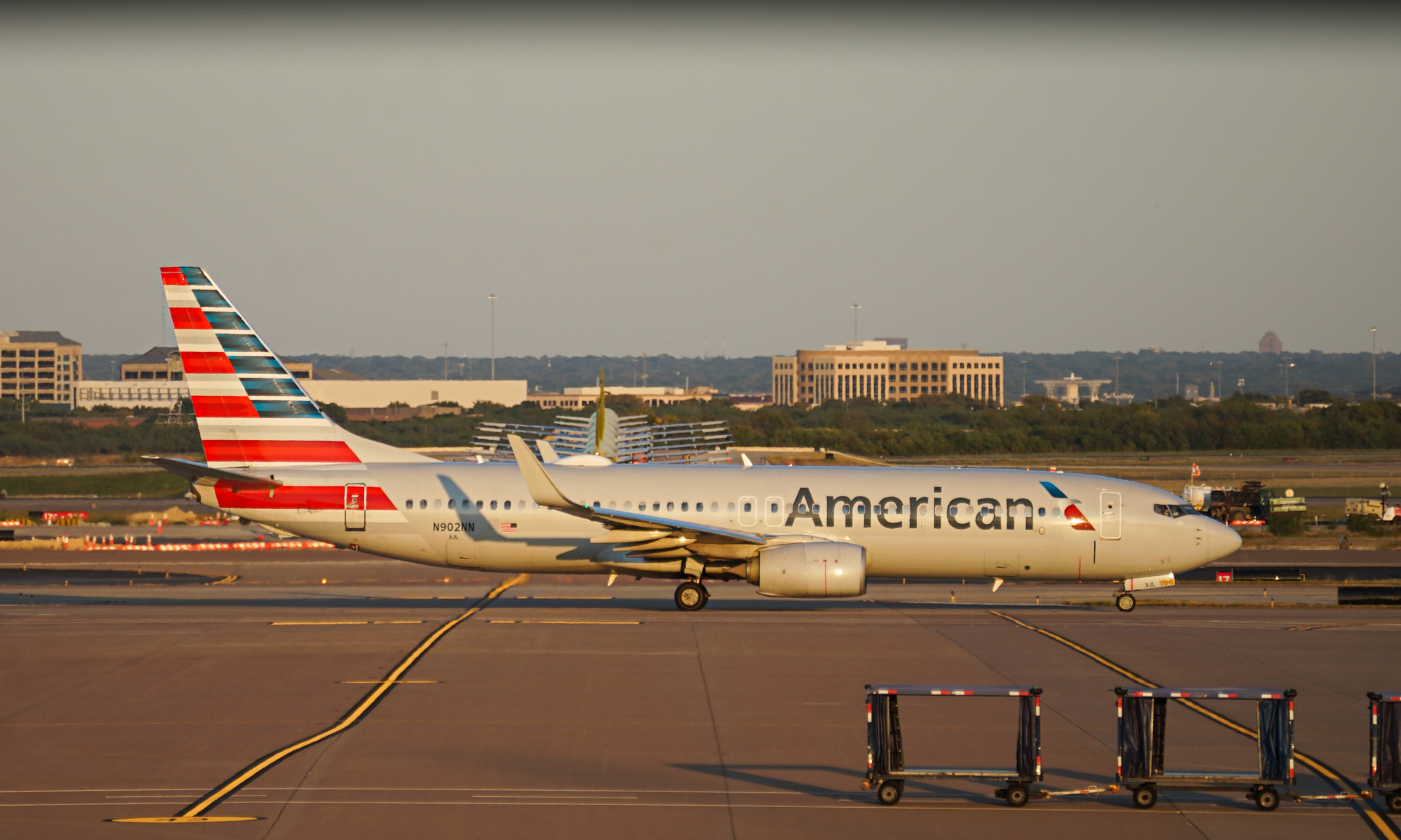 Full size: American Airlines Boeing 737-800 N902NN at Dallas-Fort Worth International Airport