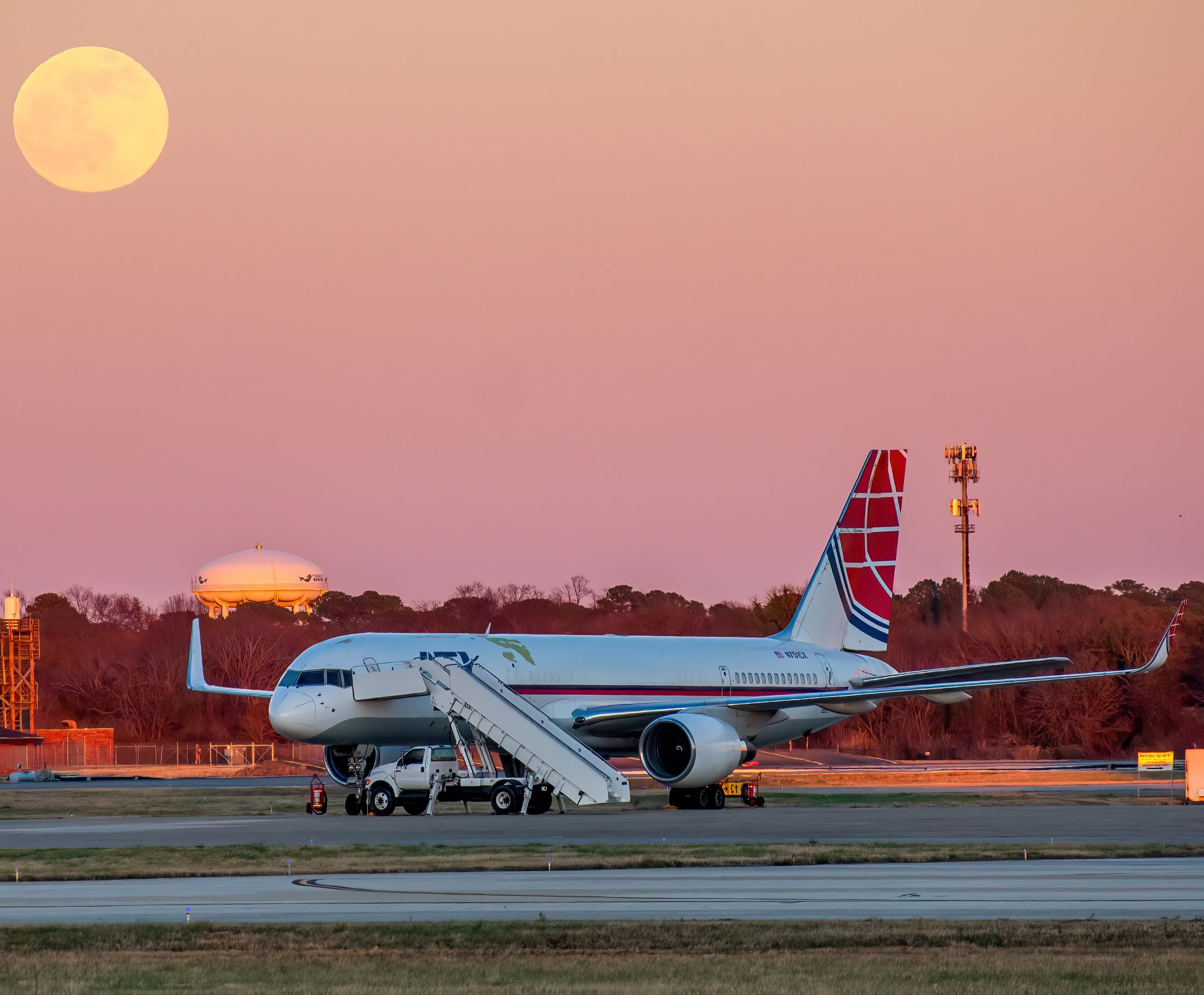 Full size: Air Transport International Boeing 757-200 Combi N751CX at Norfolk Naval Station (Chambers Field)