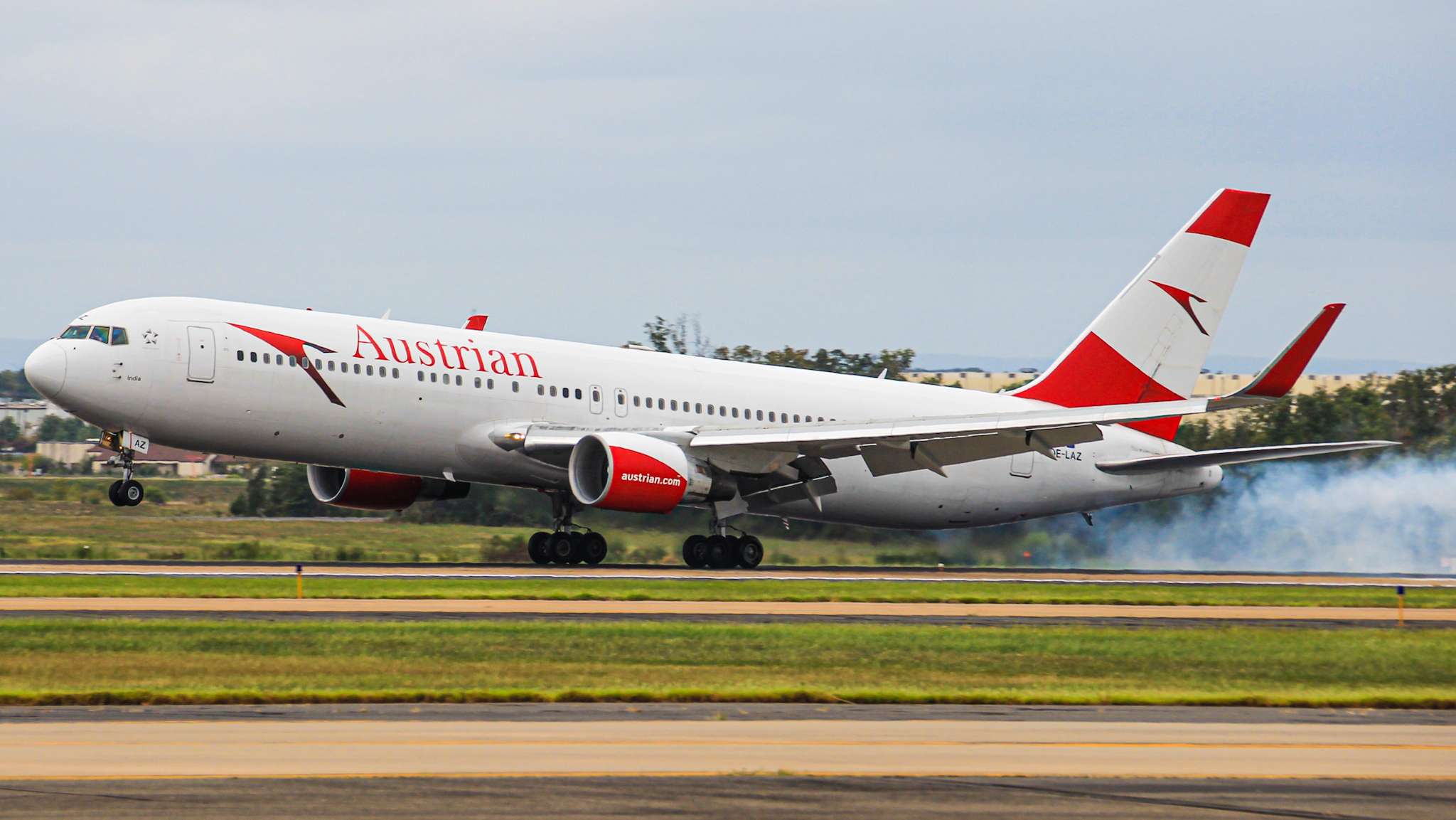 Full size: Austrian Airlines Boeing 767-300ER OE-LAZ at Washington Dulles International Airport