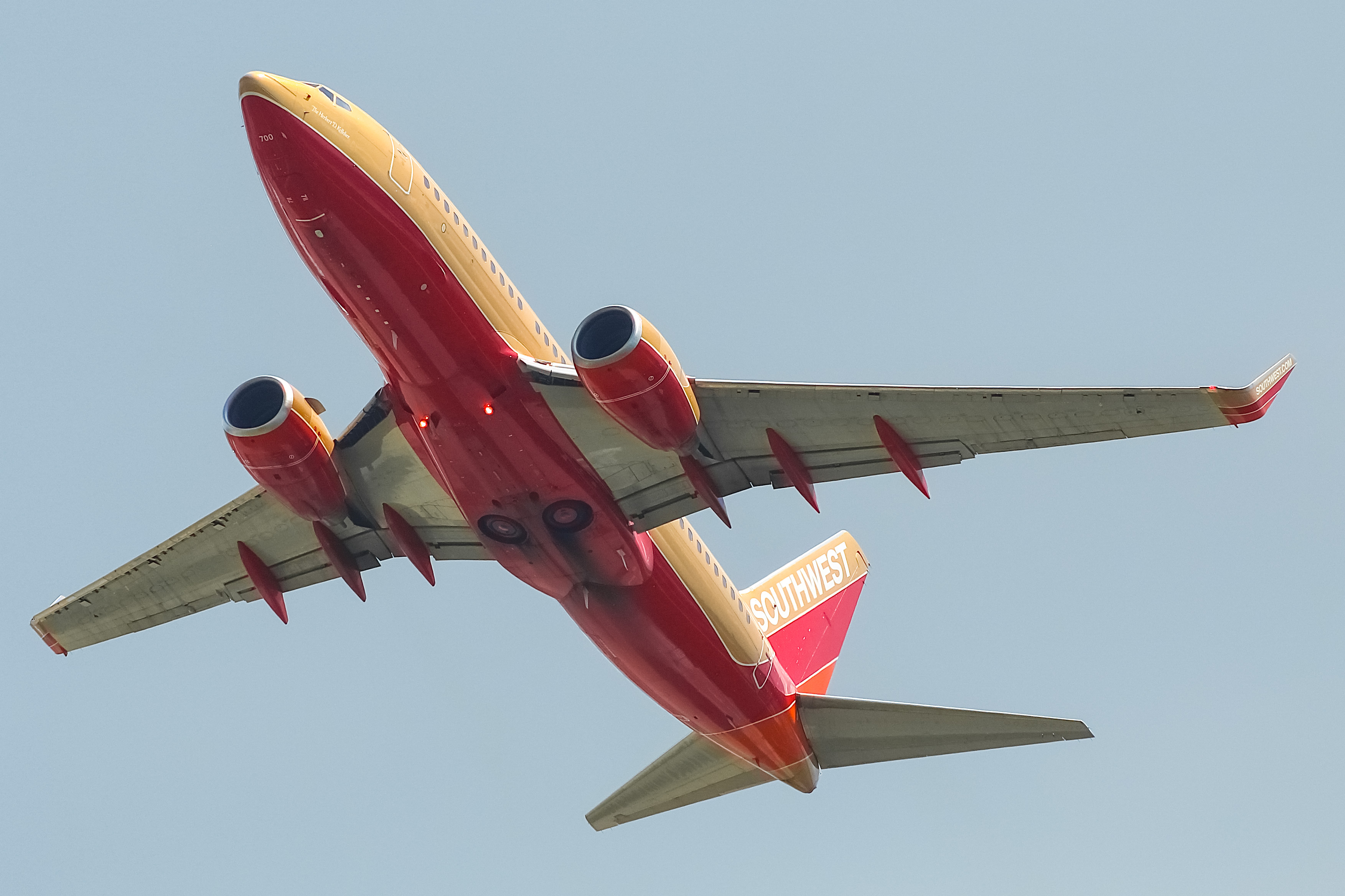 Full size: Southwest Airlines Boeing 737-700 N711HK at General Mitchell International Airport
