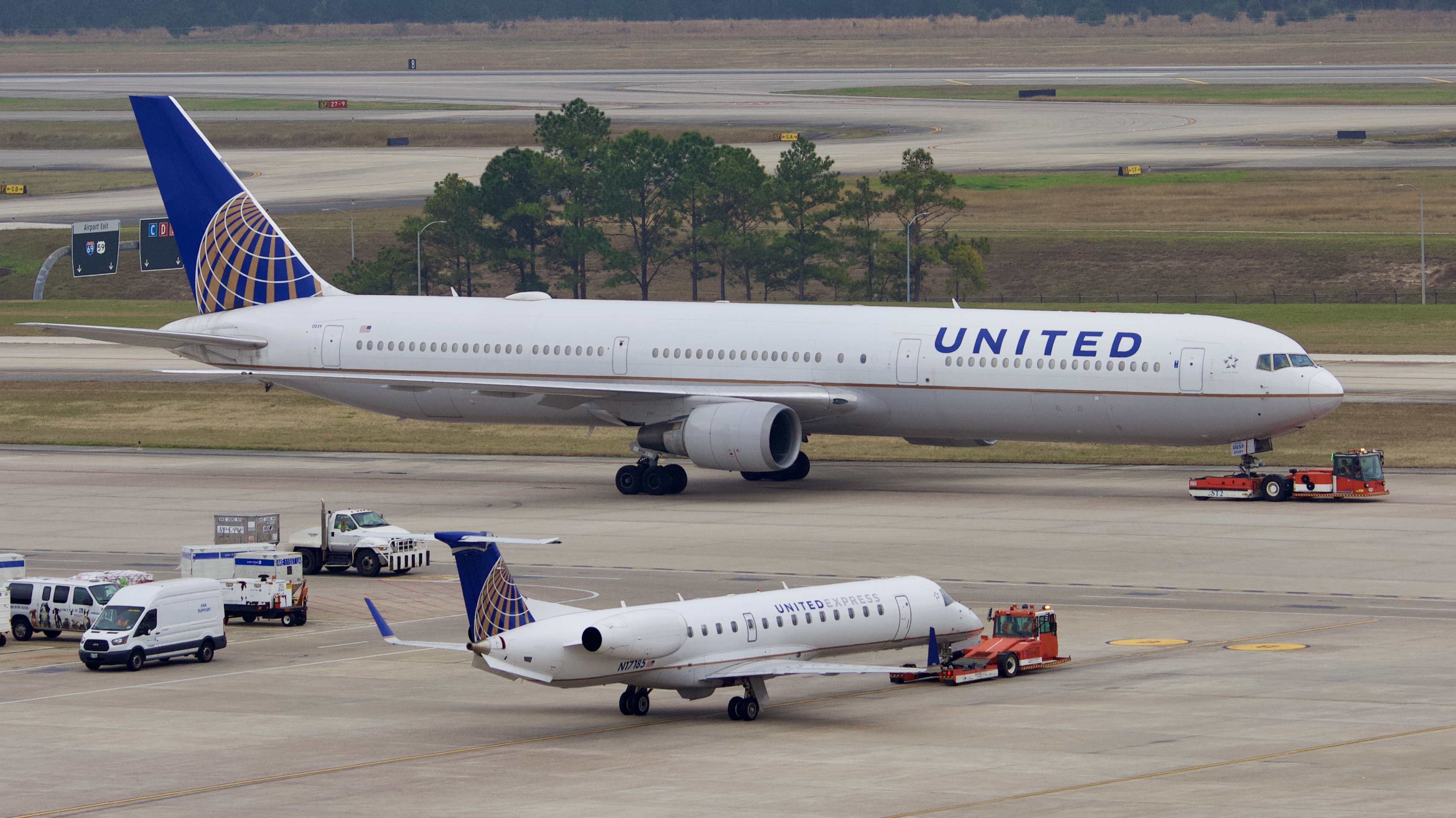 Full size: United Airlines Boeing 767-400ER N69059 at Houston-George Bush Intercontinental Airport