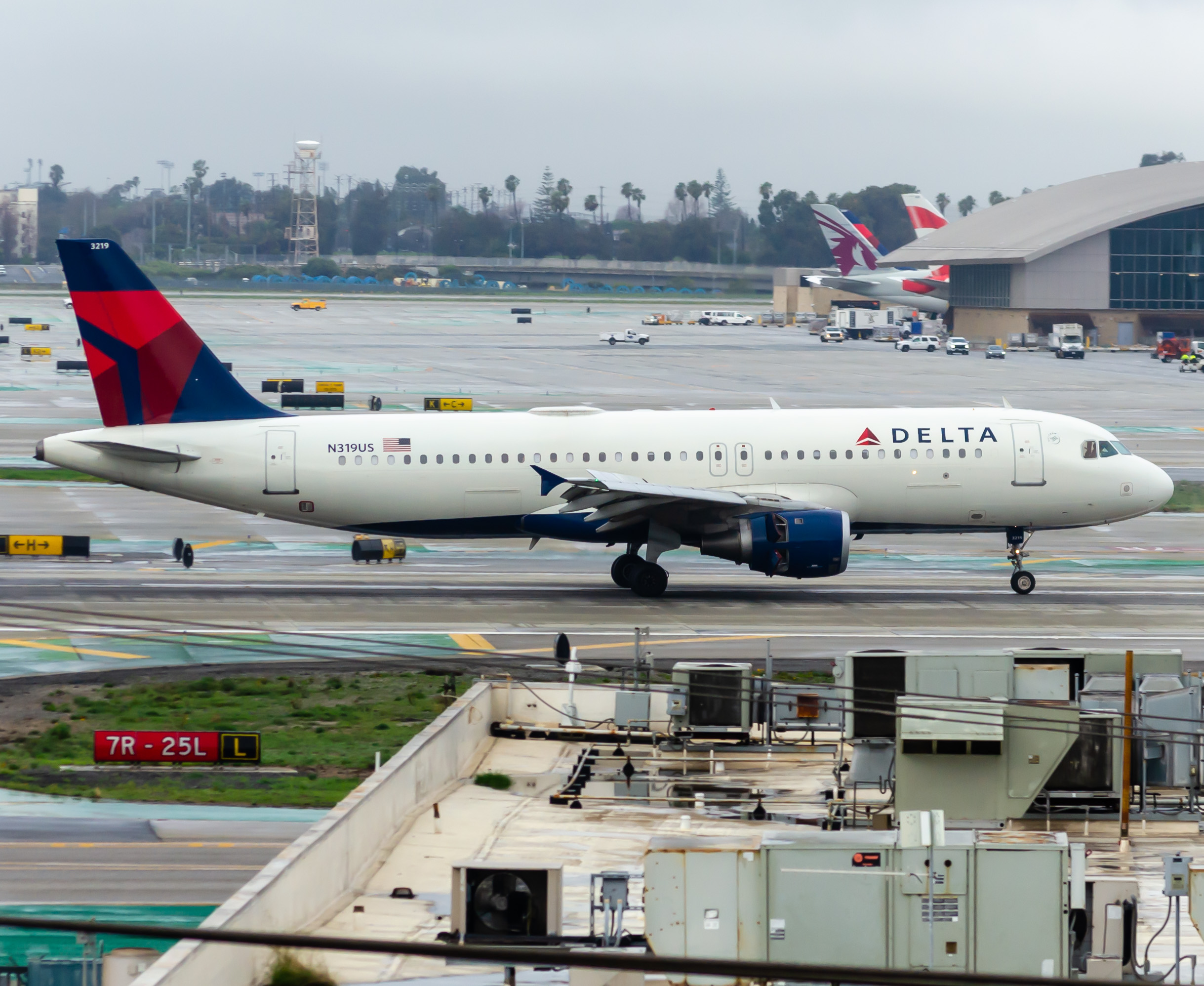 Full size: Delta Airlines Airbus A319 N319US at Los Angeles International Airport