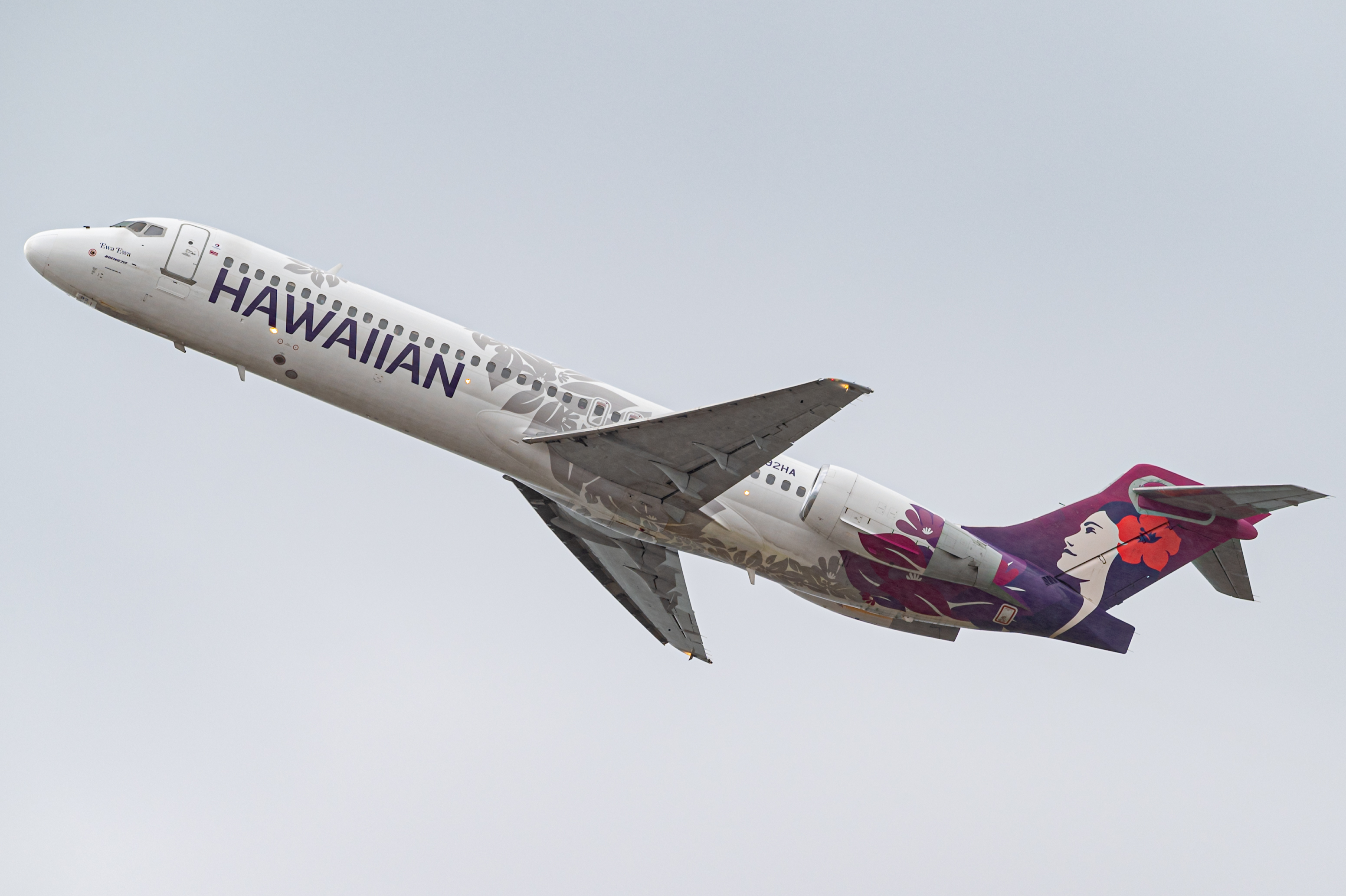 Full size: Hawaiian Airlines Boeing 717-200 N492HA at Daniel K Inouye International Airport