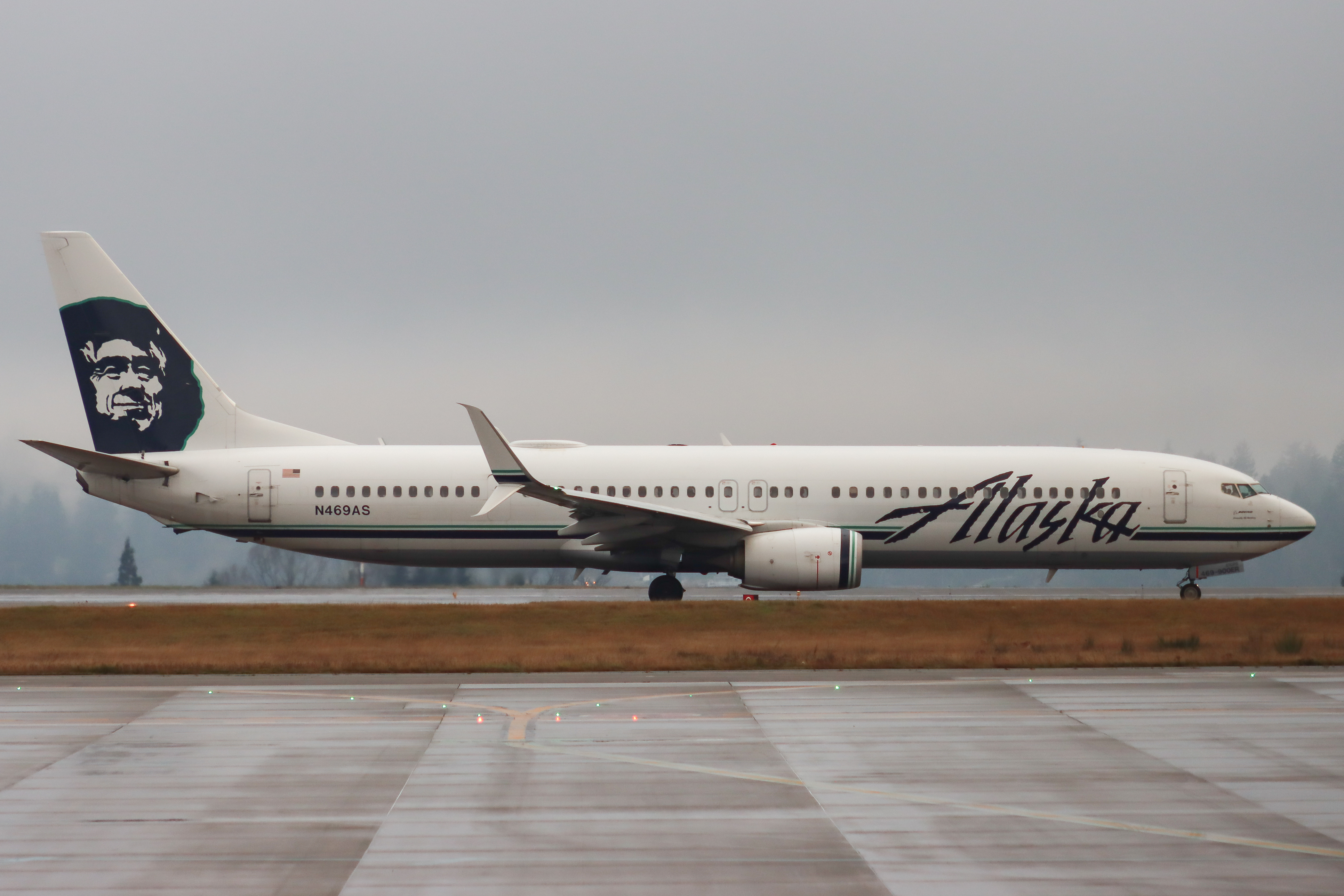 Full size: Alaska Airlines Boeing 737-900ER N469AS at Seattle-Tacoma International Airport