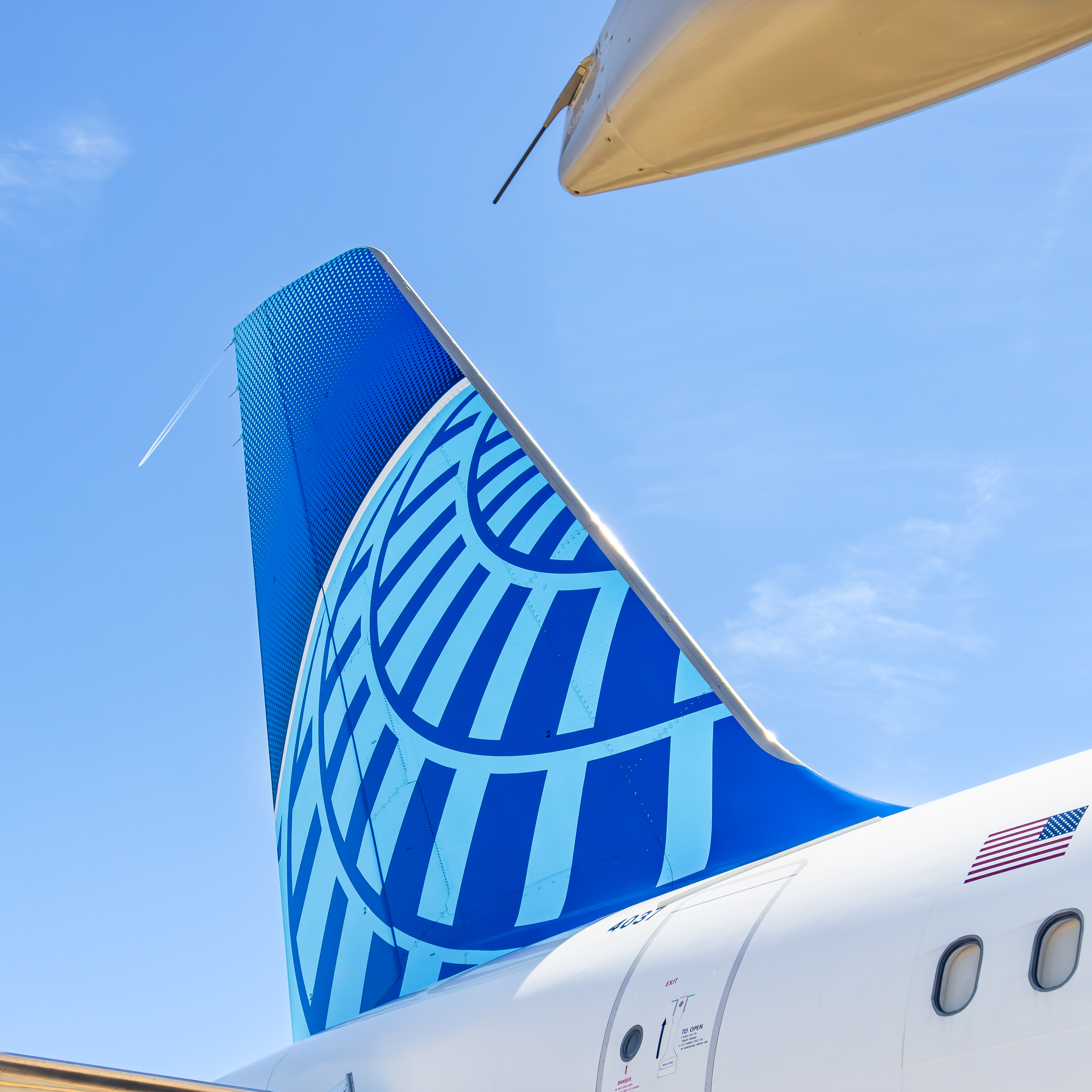 Full size: United Airlines Airbus A319 N837UA at Roberts Field Airport