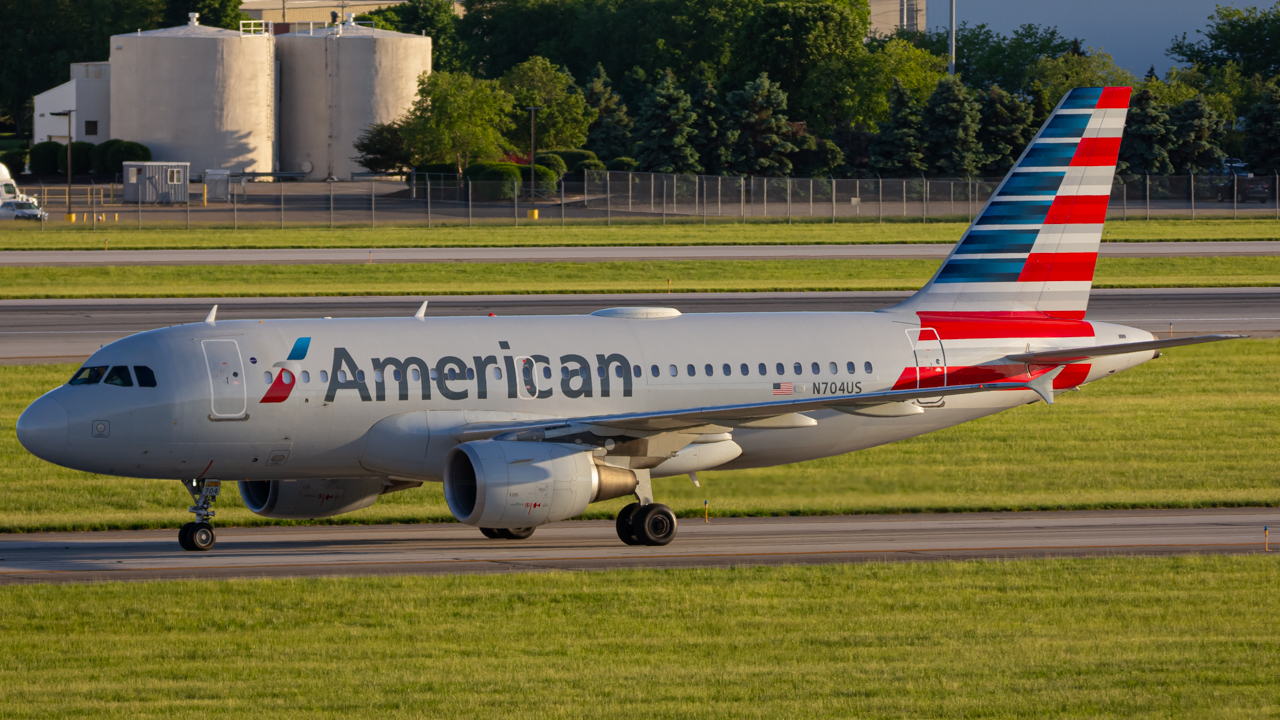 Full size: American Airlines Airbus A319 N704US at John Glenn Columbus International Airport