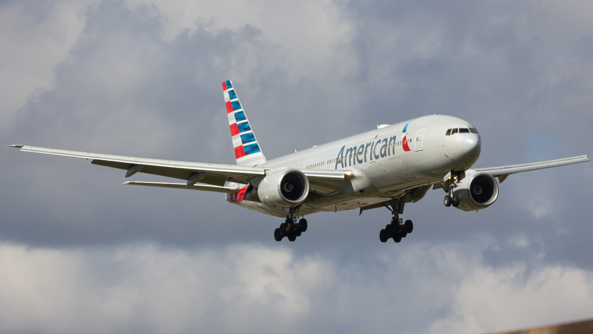 Full size: American Airlines Boeing 777-200ER N754AN at Miami International Airport