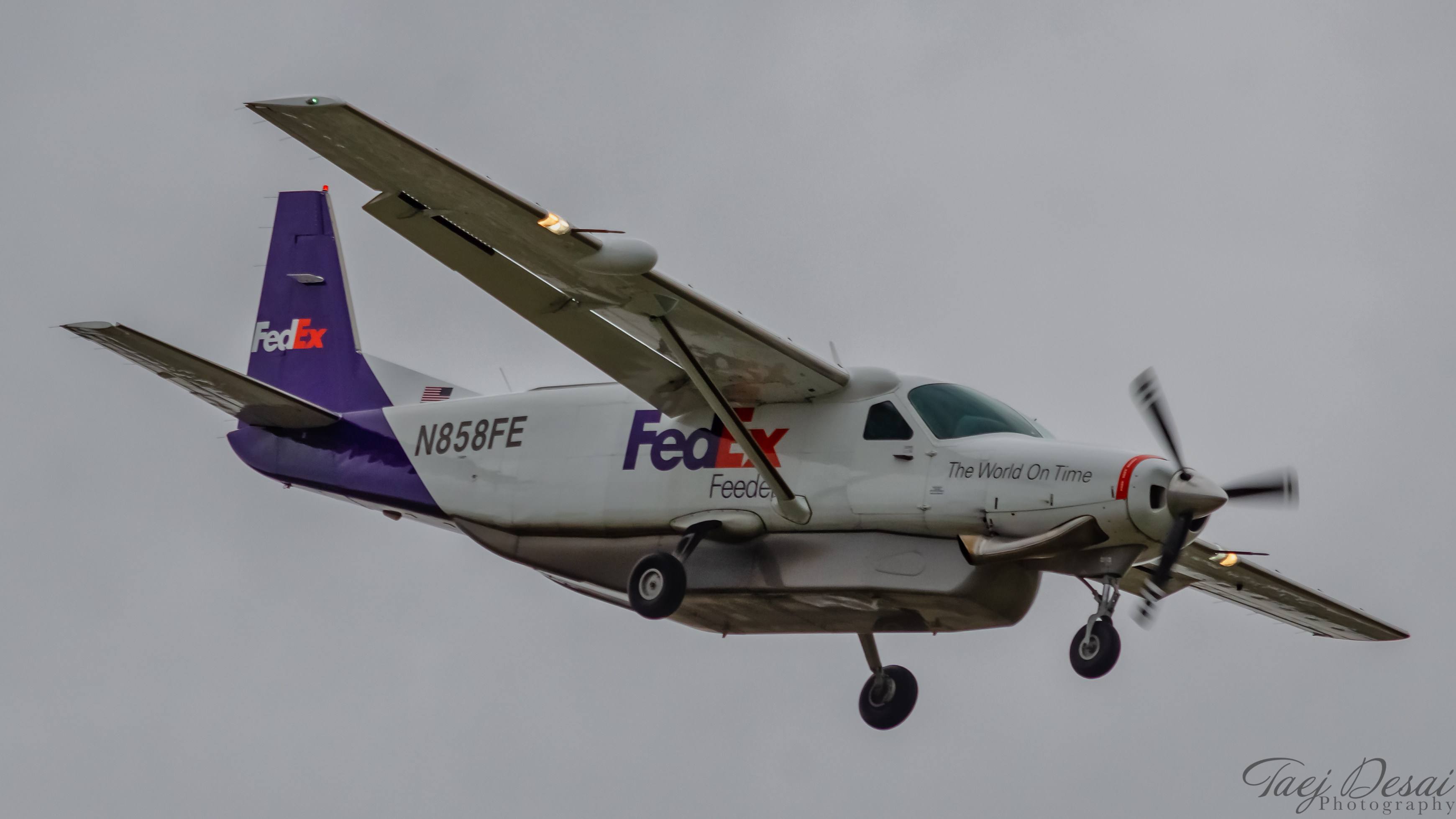 Full size: FedEx Cessna Grand Caravan n858fe at General Mitchell International Airport