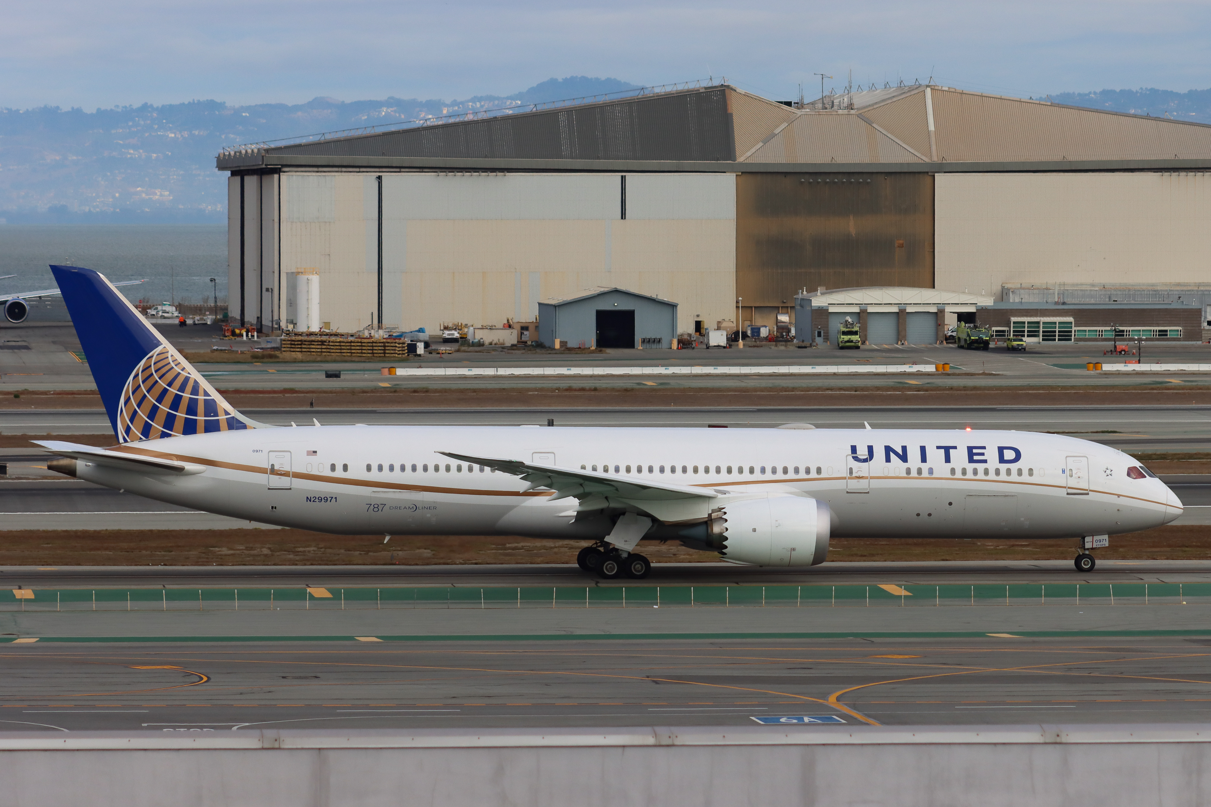 Full size: United Airlines Boeing 787-9 N29971 at San Francisco International Airport