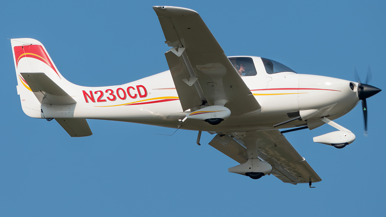 Full size: PRIVATE Cirrus SR-20 N230CD at Washington Dulles International Airport