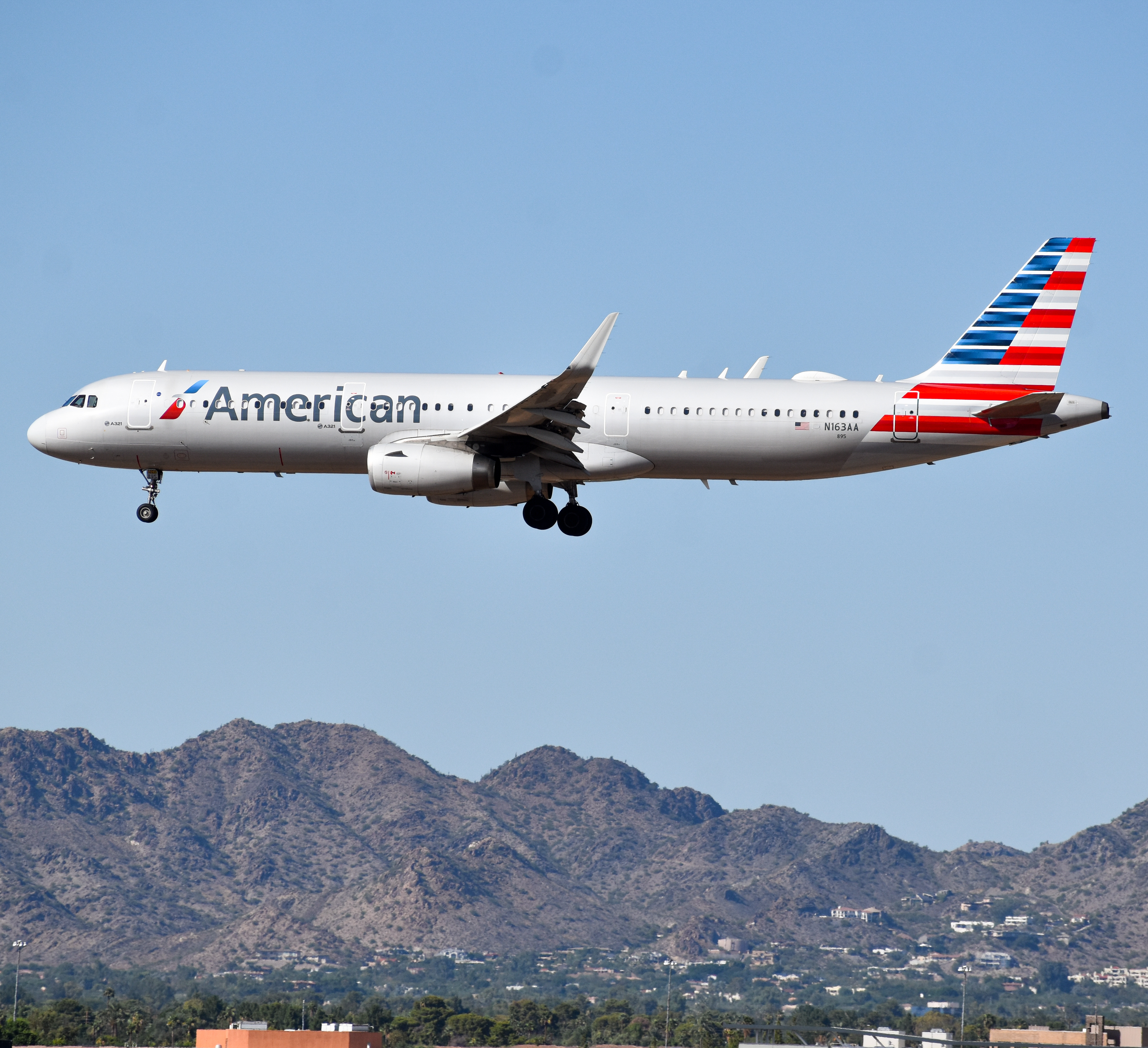 Full size: American Airlines Airbus A321-200 N163AA at Phoenix Sky Harbor International Airport