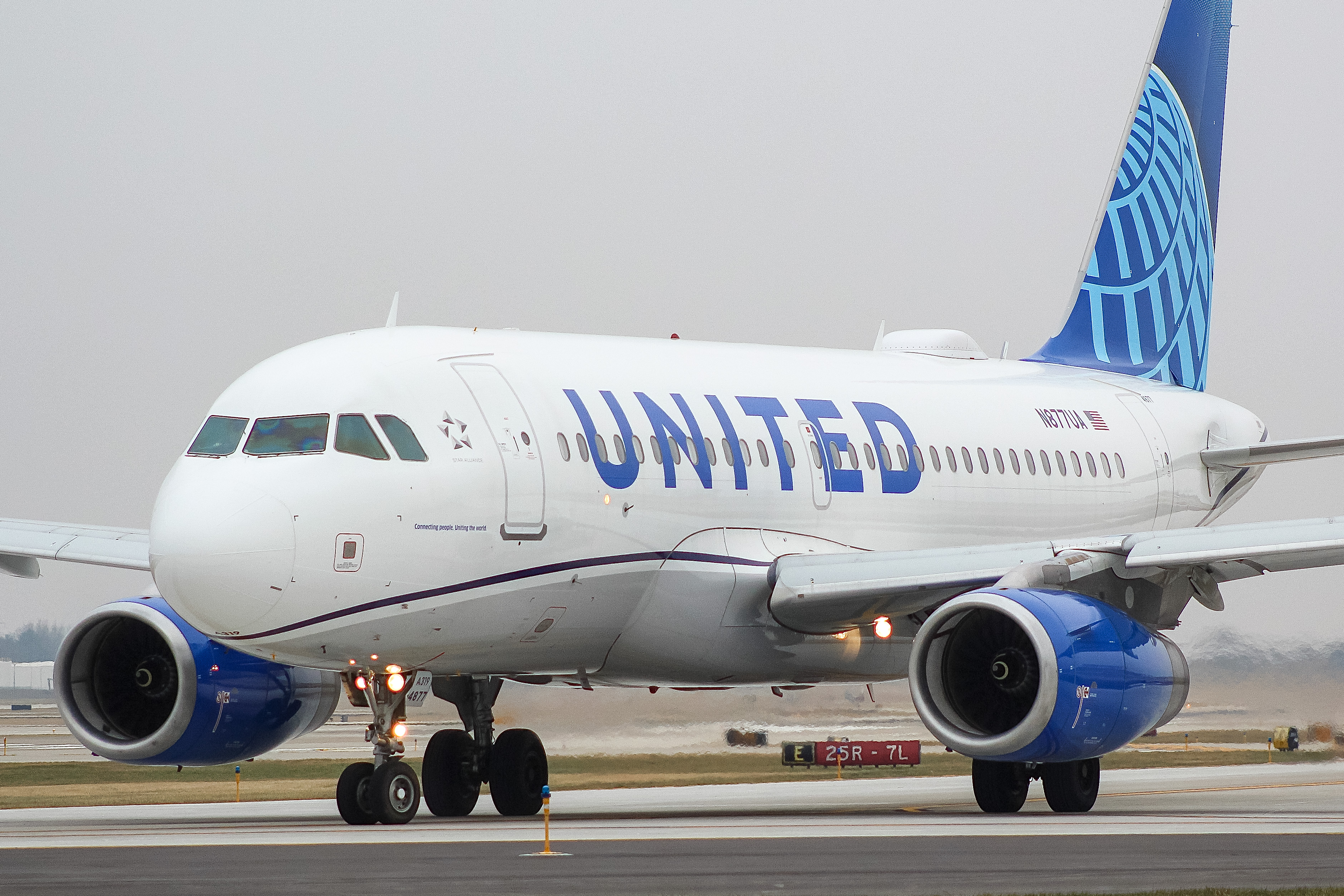 Full size: United Airlines Airbus A319 N877UA at General Mitchell International Airport