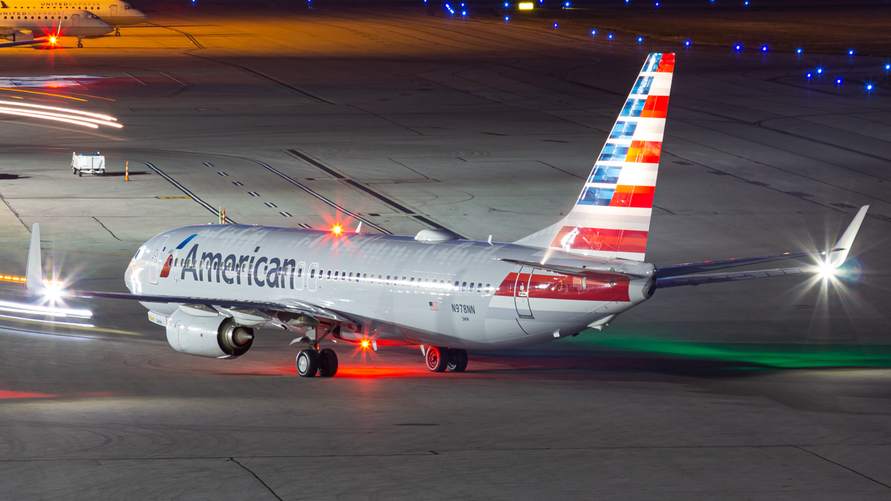 Full size: American Airlines Boeing 737-800 N978NN at John Glenn Columbus International Airport