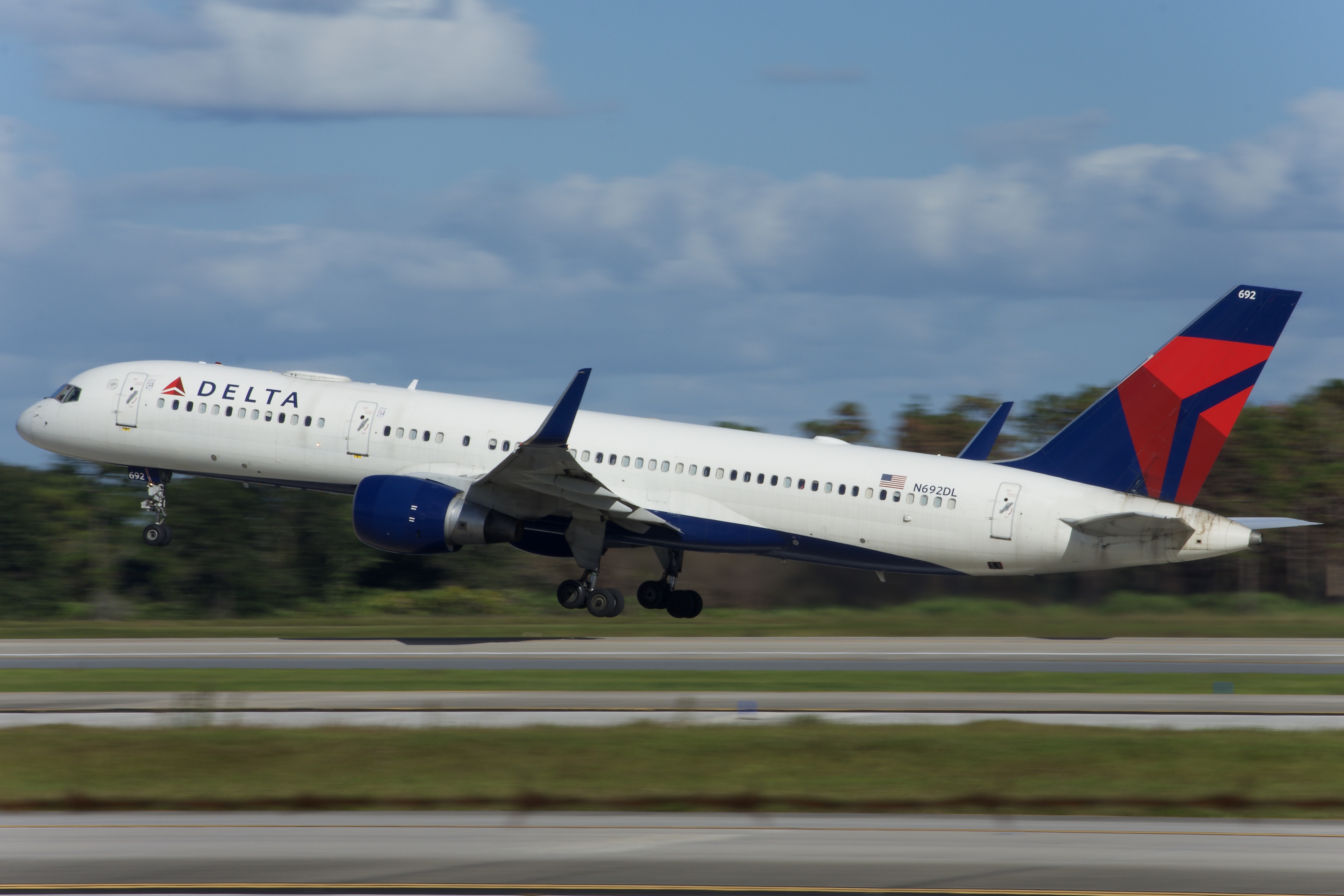 Full size: Delta Airlines Boeing 757-200 N692DL at Orlando International Airport