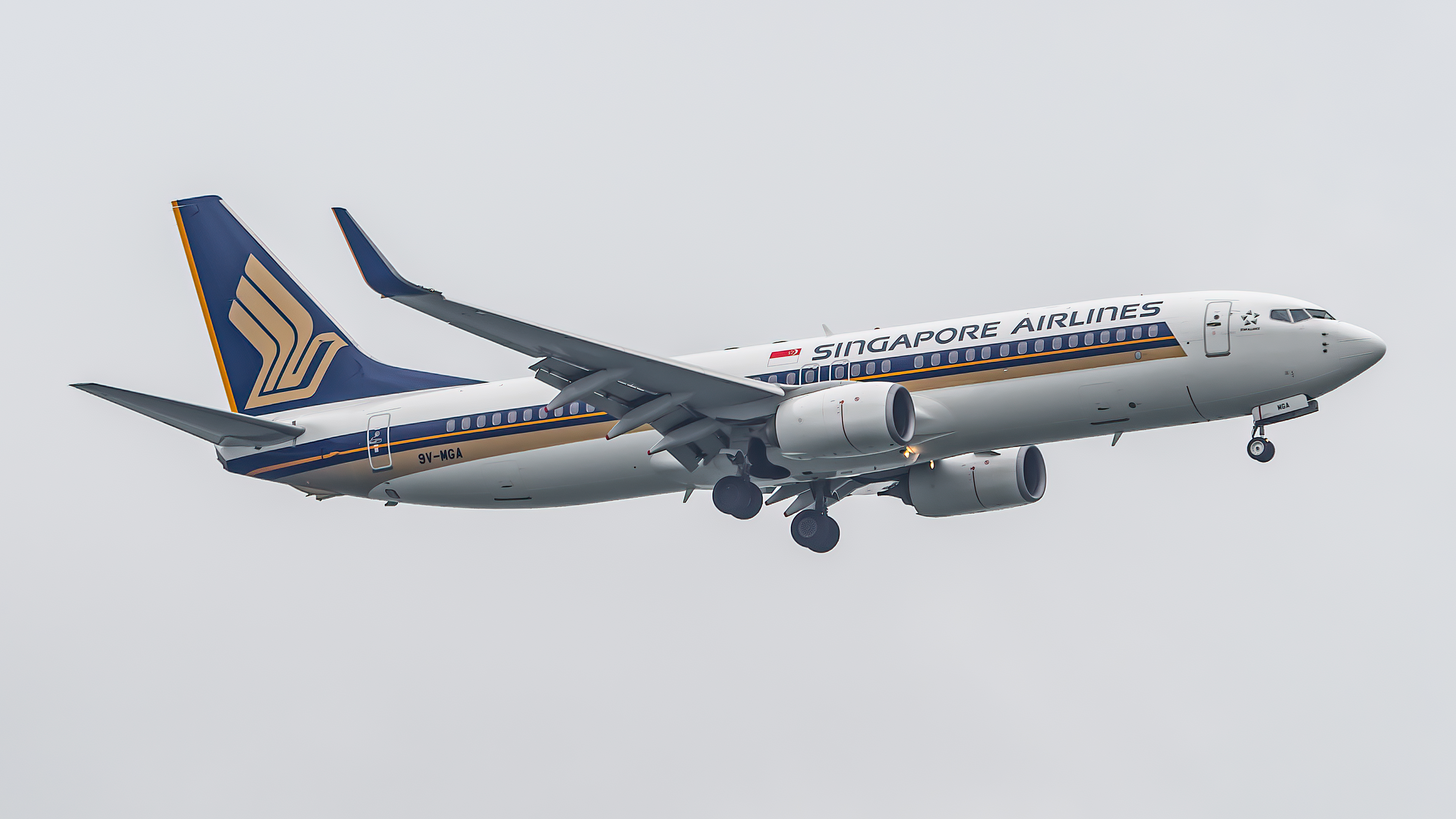 Full size: Singapore Airlines Boeing 737-800 9V-MGA at Singapore-Changi Airport