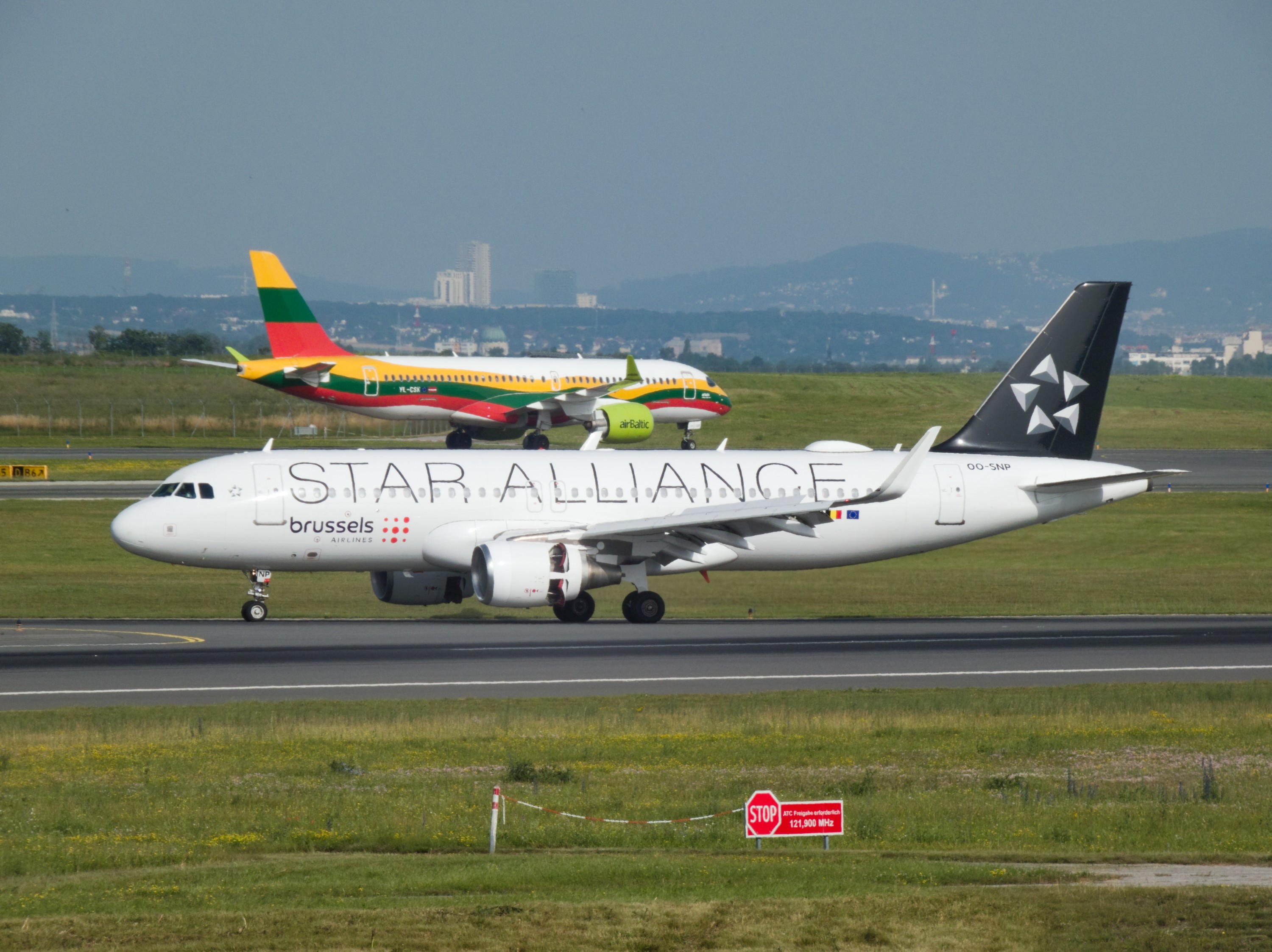 Full size: Brussels Airlines Airbus A320 OO-SNP at Vienna International Airport