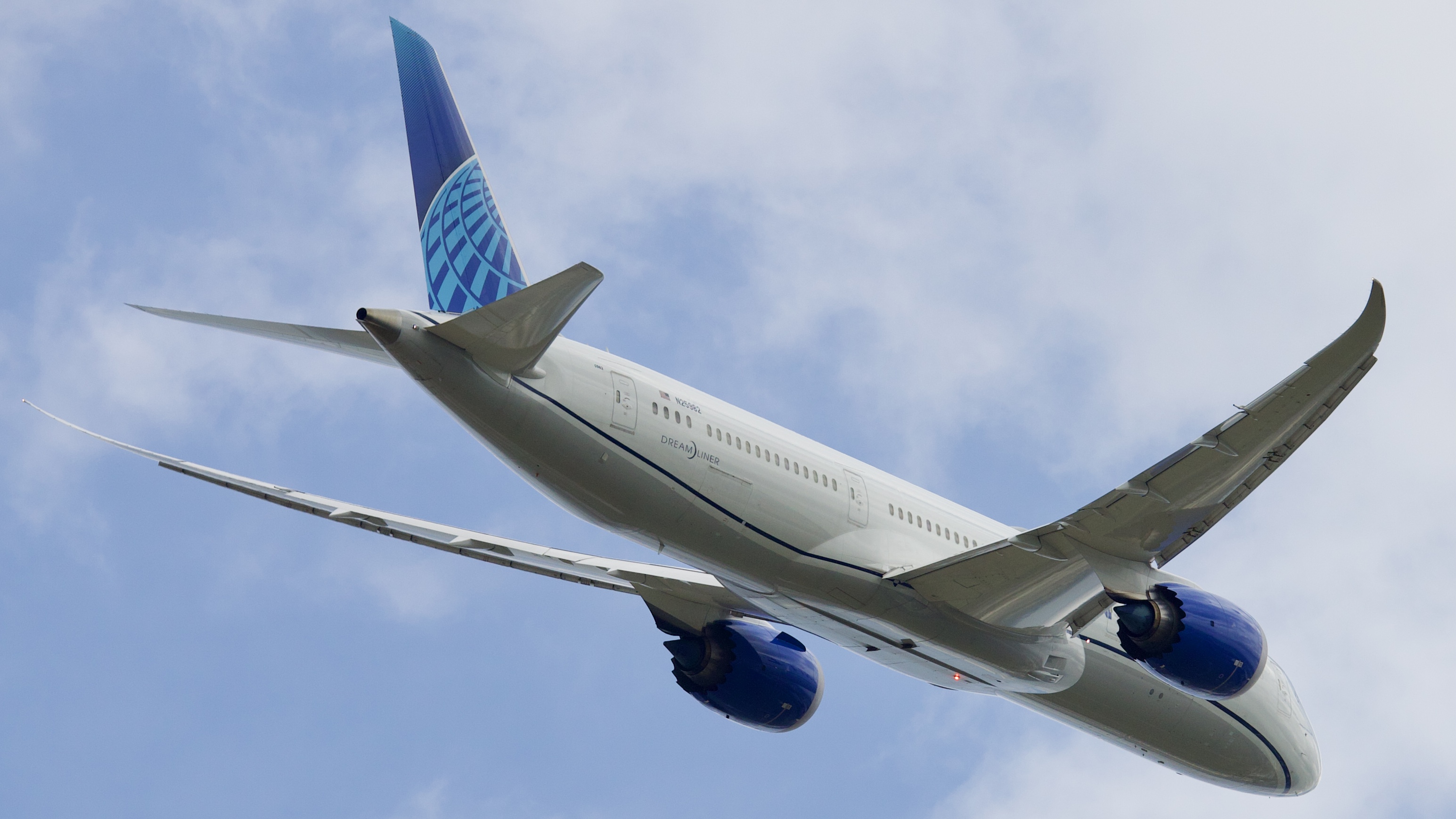Full size: United Airlines Boeing 787-9 N25982 at Houston-George Bush Intercontinental Airport