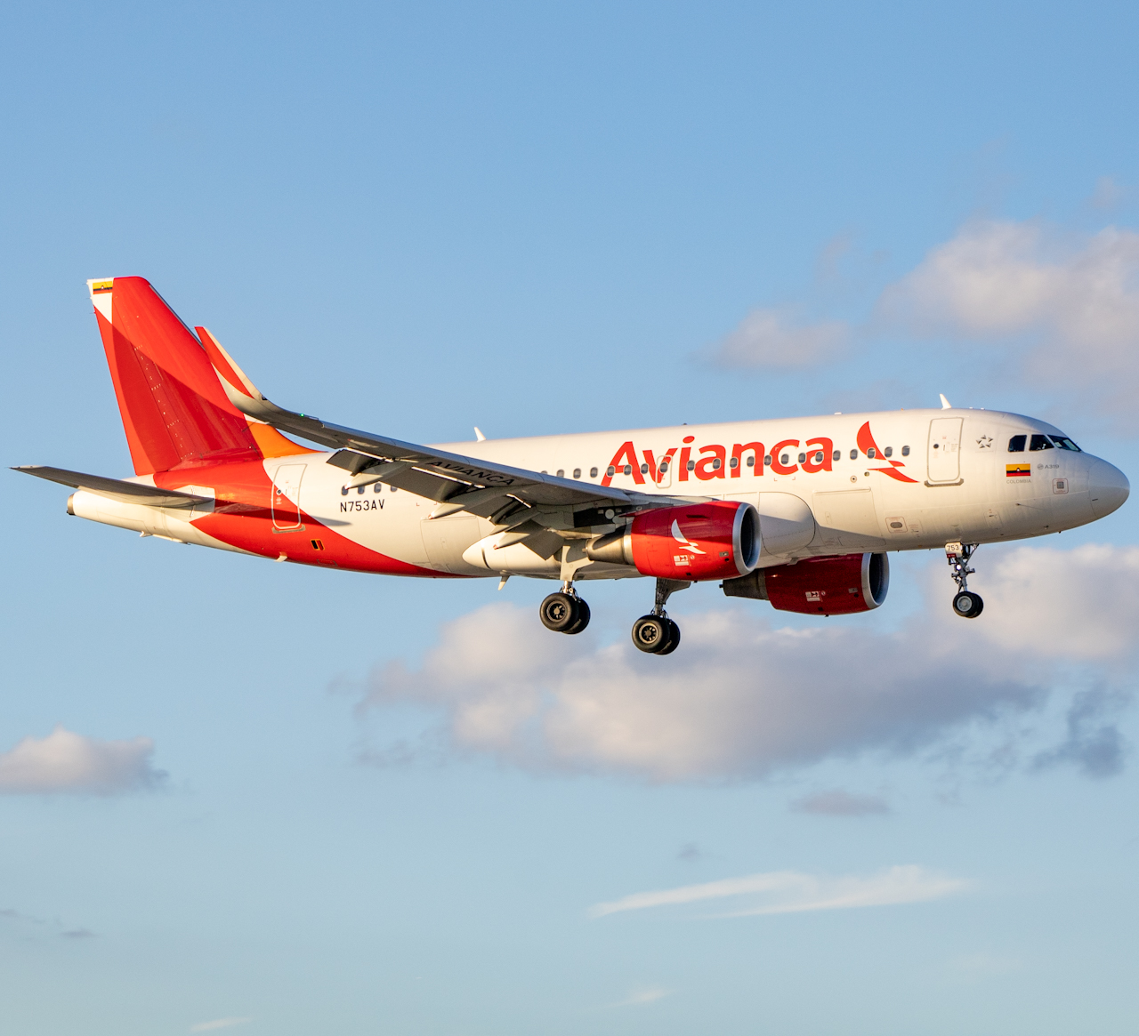 Full size: Avianca Airbus A319 N753AV at Miami International Airport