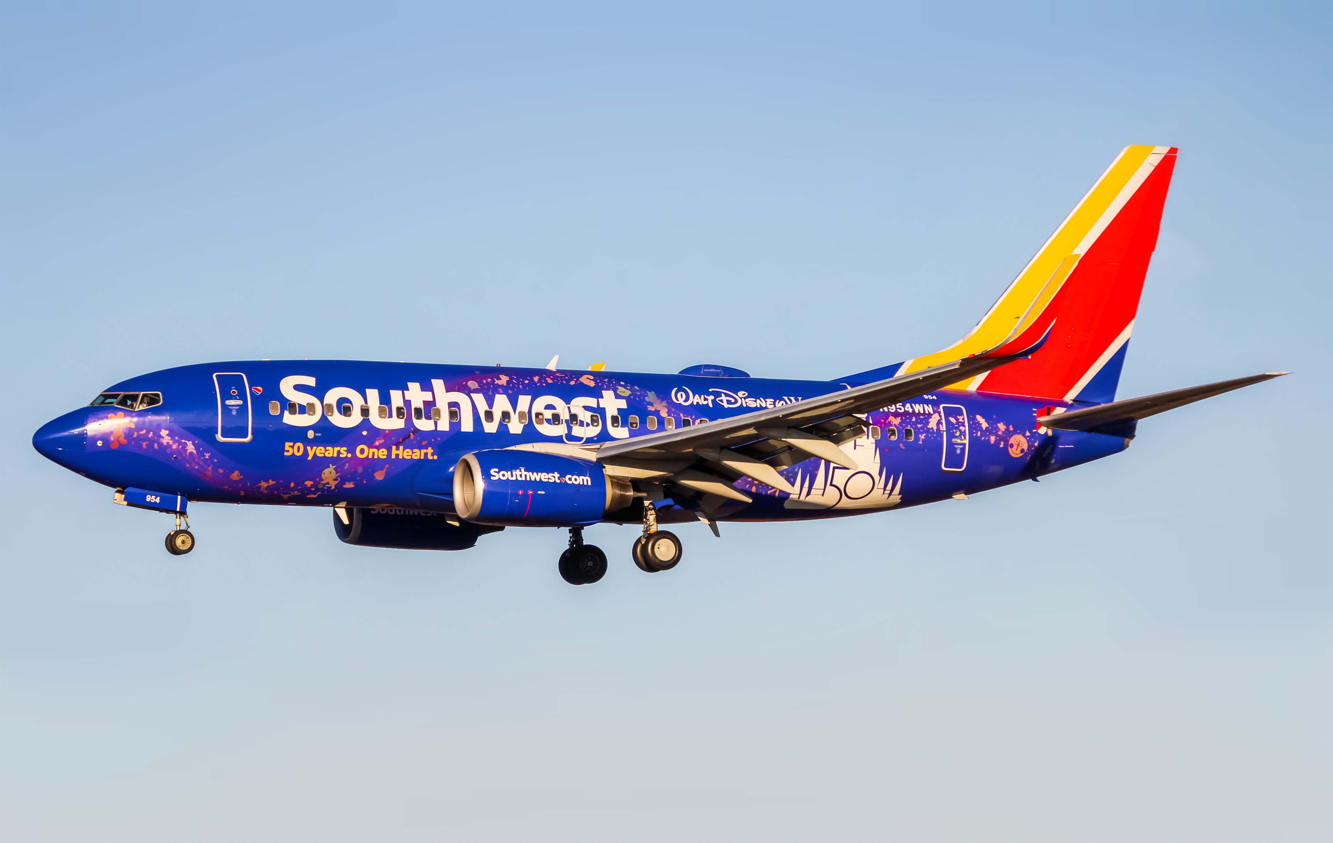 Full size: Southwest Airlines Boeing 737-700 N954WN at Baltimore/Washington International Thurgood Marshall Airport