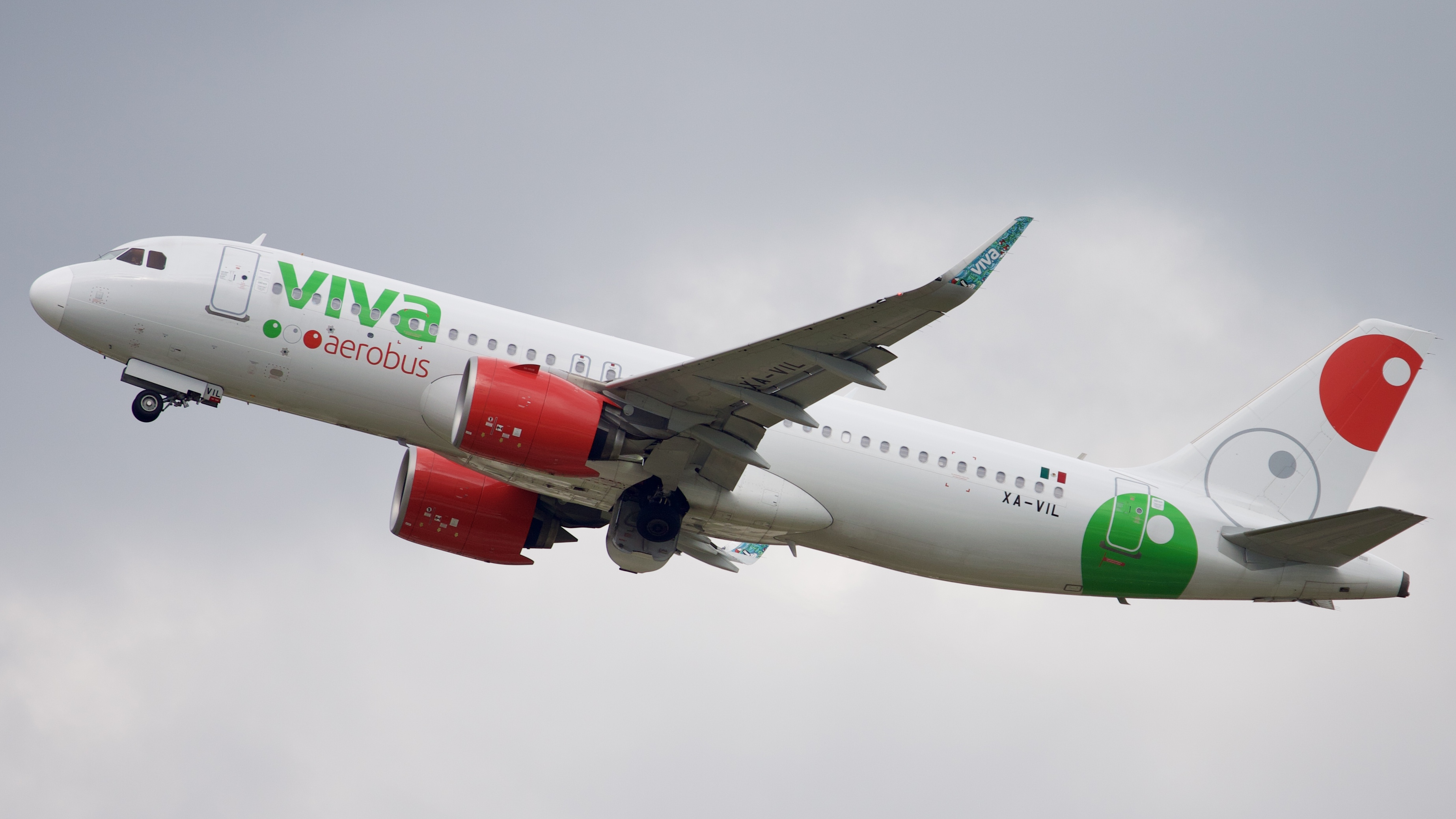 Full size: VivaAerobus Airbus A320NEO XA-VIL at Houston-George Bush Intercontinental Airport