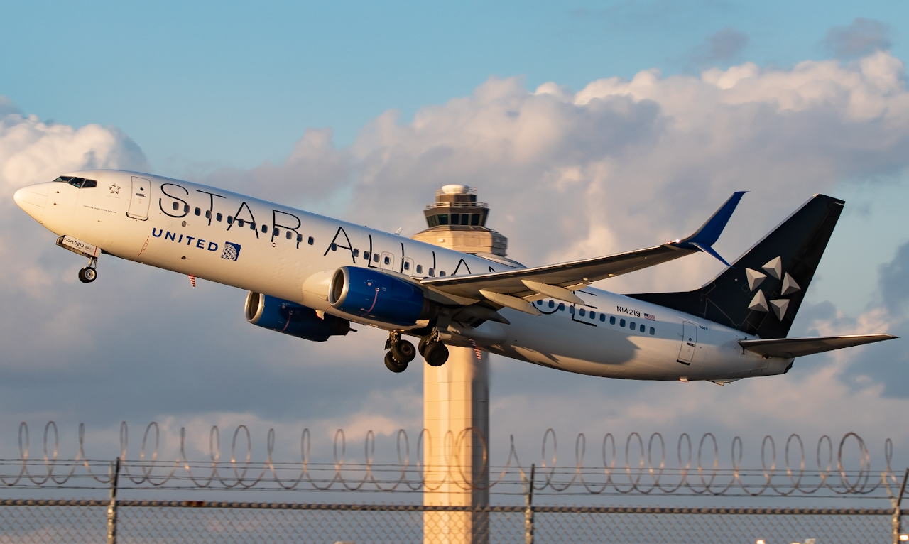 Full size: United Airlines Boeing 737-800 N14219 at Miami International Airport