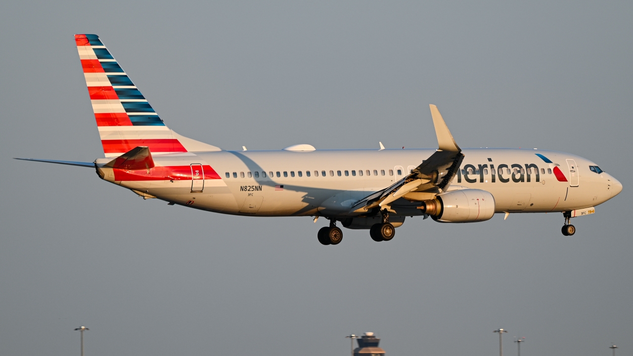 Full size: American Airlines Boeing 737-800 N825NN at Dallas-Fort Worth International Airport