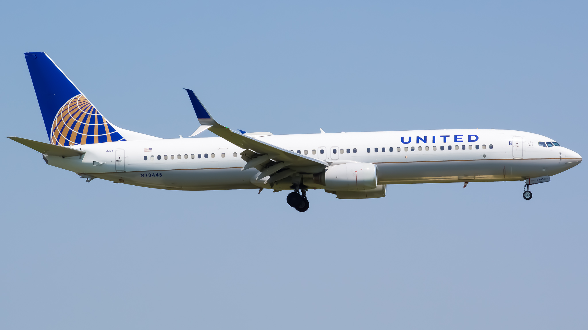 Full size: United Airlines Boeing 737-900ER N37445 at Chicago O'Hare International Airport